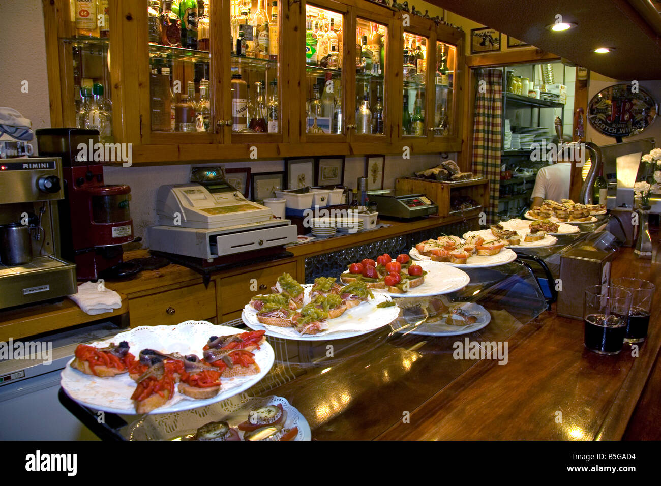 Piastre di pintxos servita presso un bar nella città di Bilbao Biscay Paese Basco nothren Spagna Foto Stock