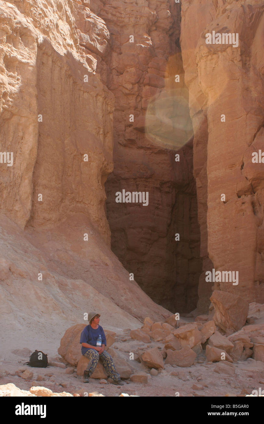 Israele viaggiatori a Amir montagna vicino a Eilat Foto Stock