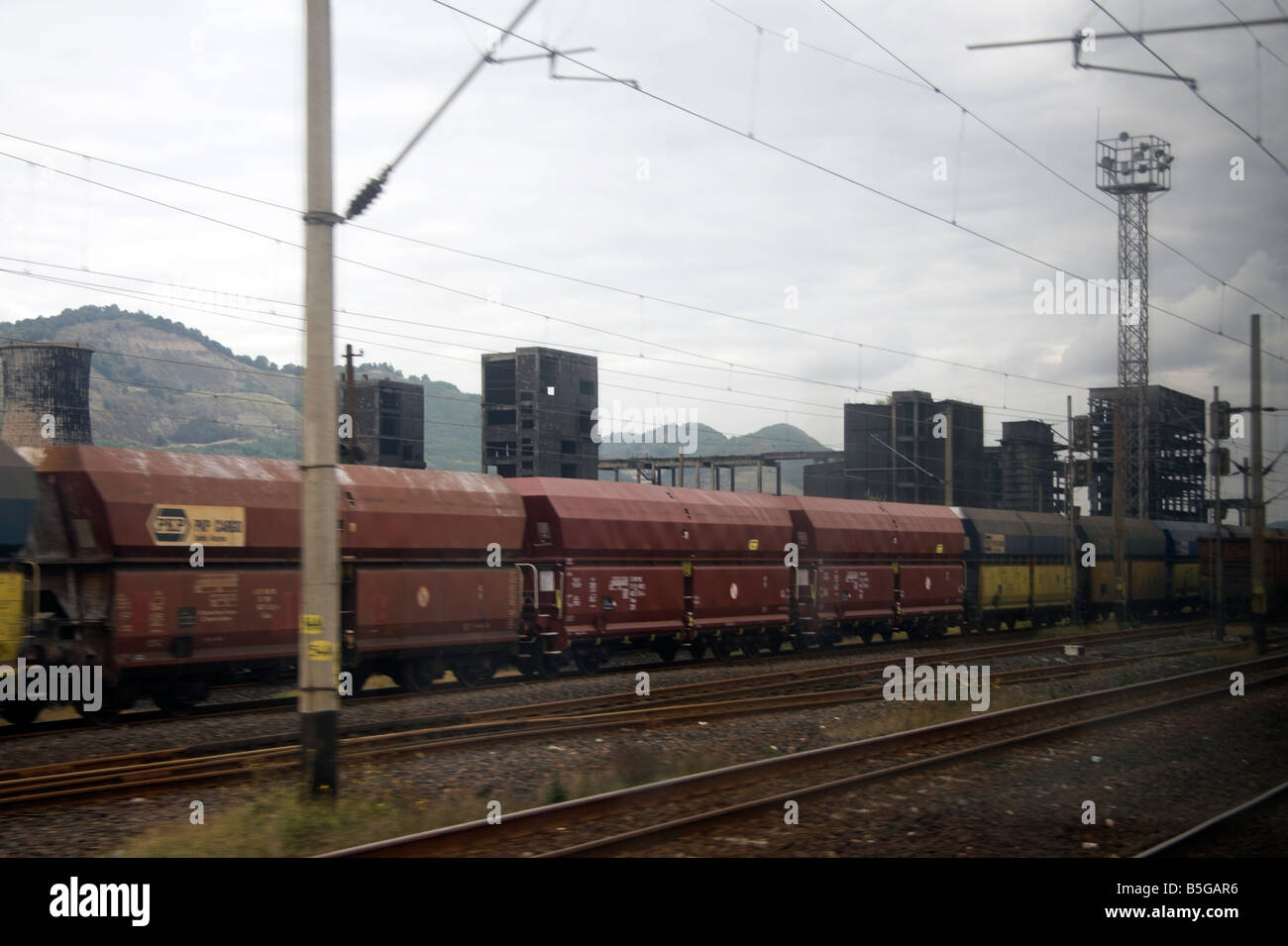 Abbandonata la fabbrica, Sometra, Carbosin, Copsa Mica, passando treno merci,Transilvania, Romania Foto Stock