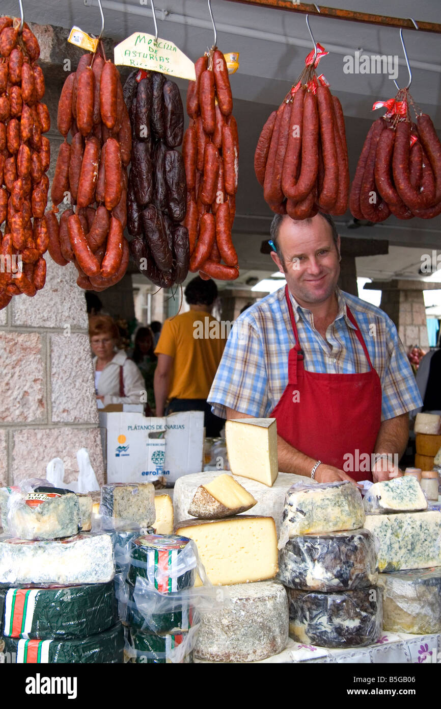 Venditore la vendita di formaggio e salsicce a un mercato all'aperto nella città di Cangas de Onis Asturias Spagna settentrionale Foto Stock
