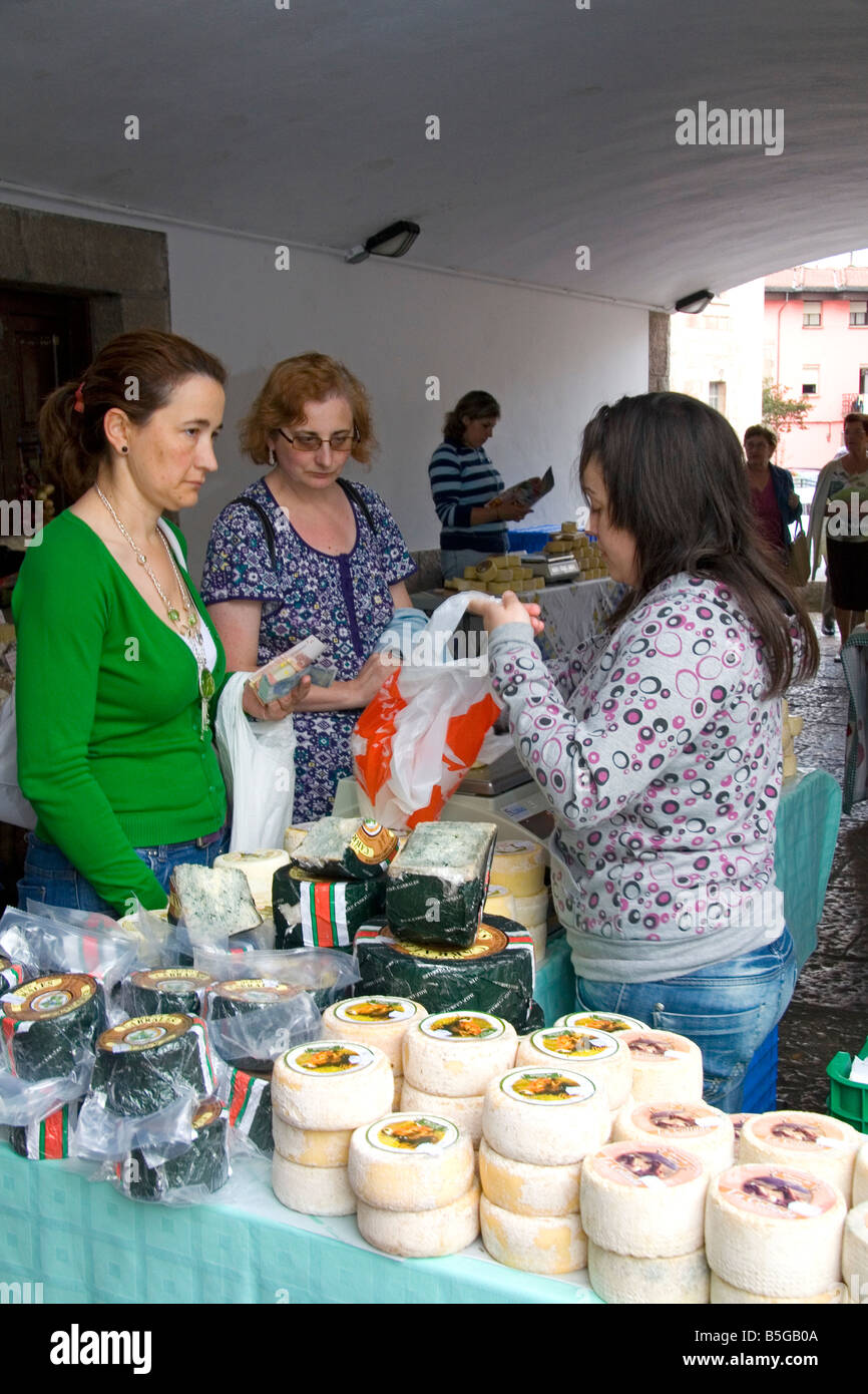 I clienti acquistano formaggio da un mercato all'aperto nella città di Cangas de Onis Asturias Spagna settentrionale Foto Stock