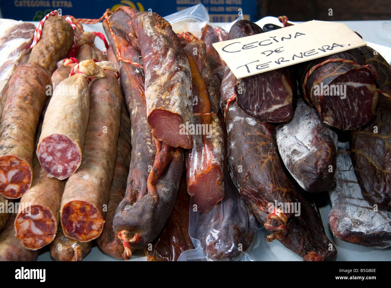 Salsicce e salumi venga venduta a un mercato all'aperto nella città di Cangas de Onis Asturias Spagna settentrionale Foto Stock