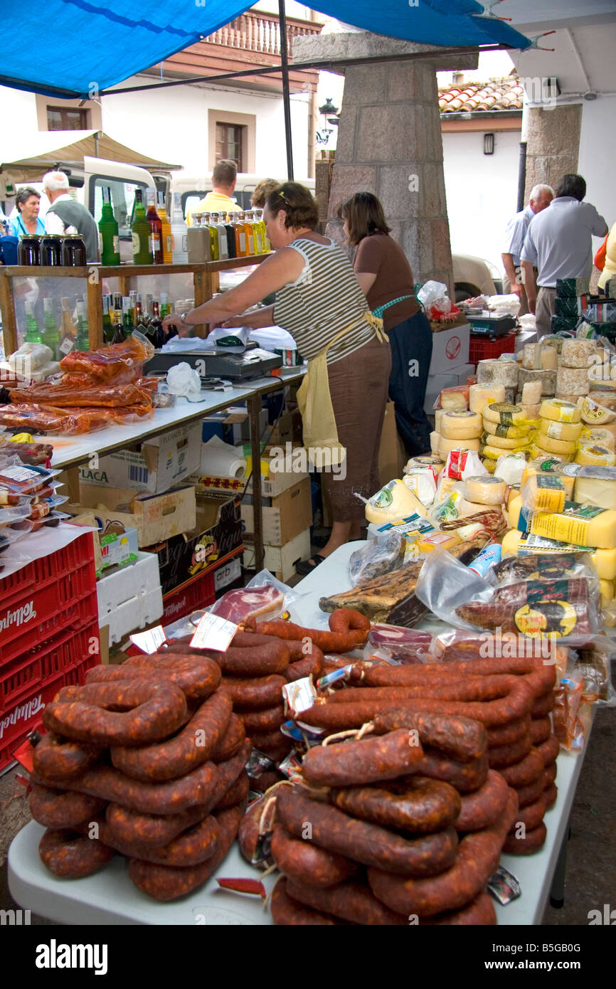 Venditore la vendita di formaggio e salumi presso un mercato all'aperto nella città di Cangas de Onis Asturias Spagna settentrionale Foto Stock