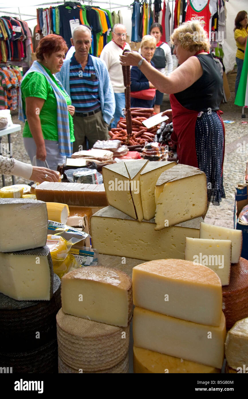 Venditore la vendita di formaggio e salsicce a un mercato all'aperto nella città di Cangas de Onis Asturias Spagna settentrionale Foto Stock
