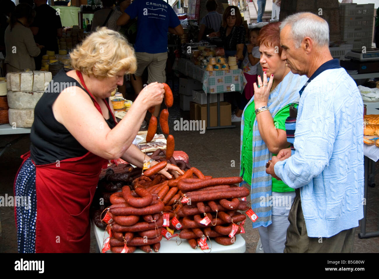 Fornitore di salsiccia di vendita in un mercato all'aperto nella città su Cangas de Onis Asturias Spagna settentrionale Foto Stock