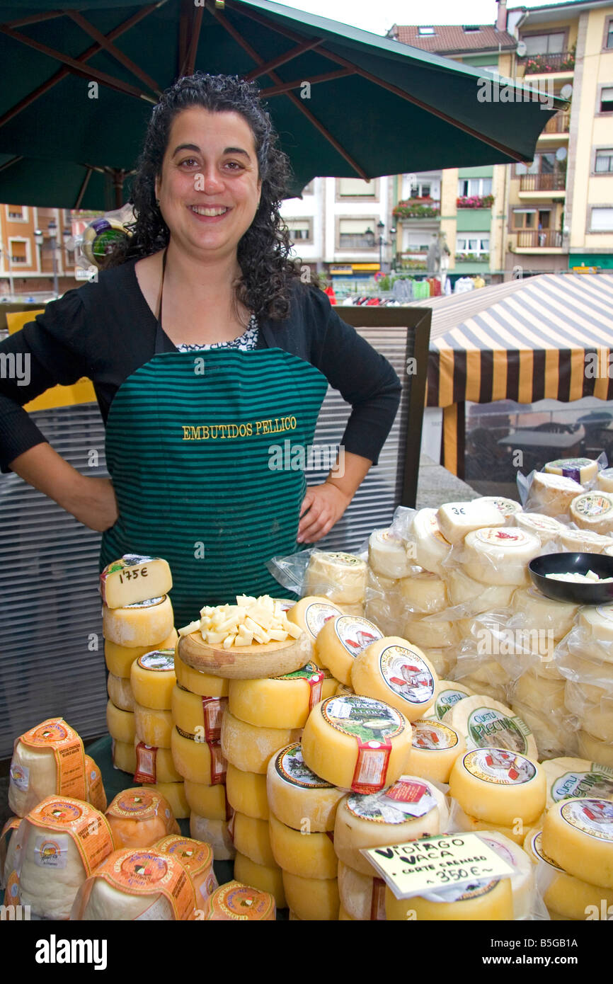 Donna spagnola la vendita di formaggio in un mercato all'aperto nella città di Cangas de Onis Asturias Spagna settentrionale Foto Stock