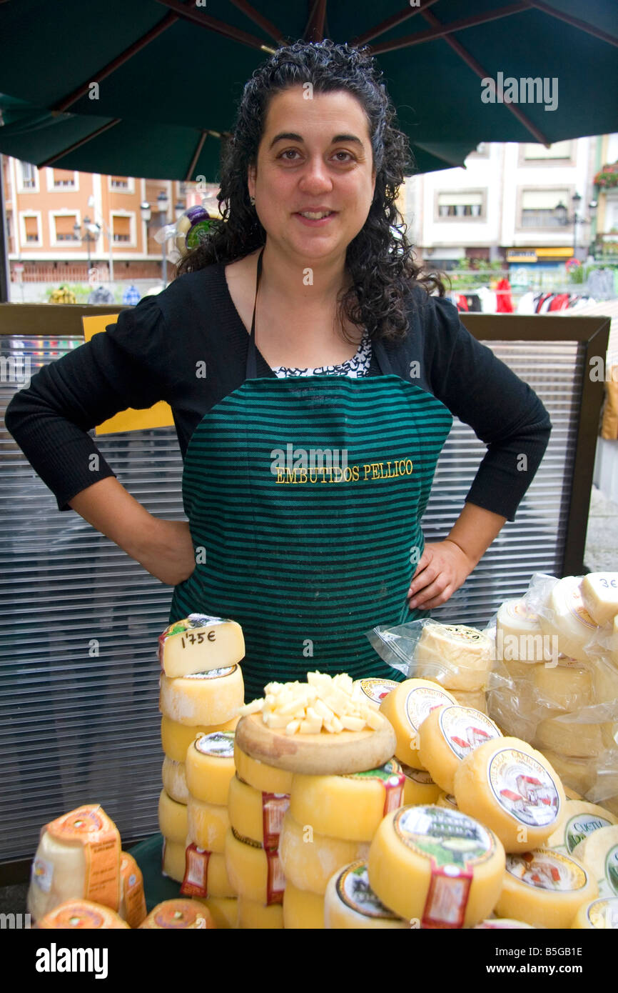 Donna spagnola la vendita di formaggio in un mercato all'aperto nella città di Cangas de Onis Asturias Spagna settentrionale Foto Stock