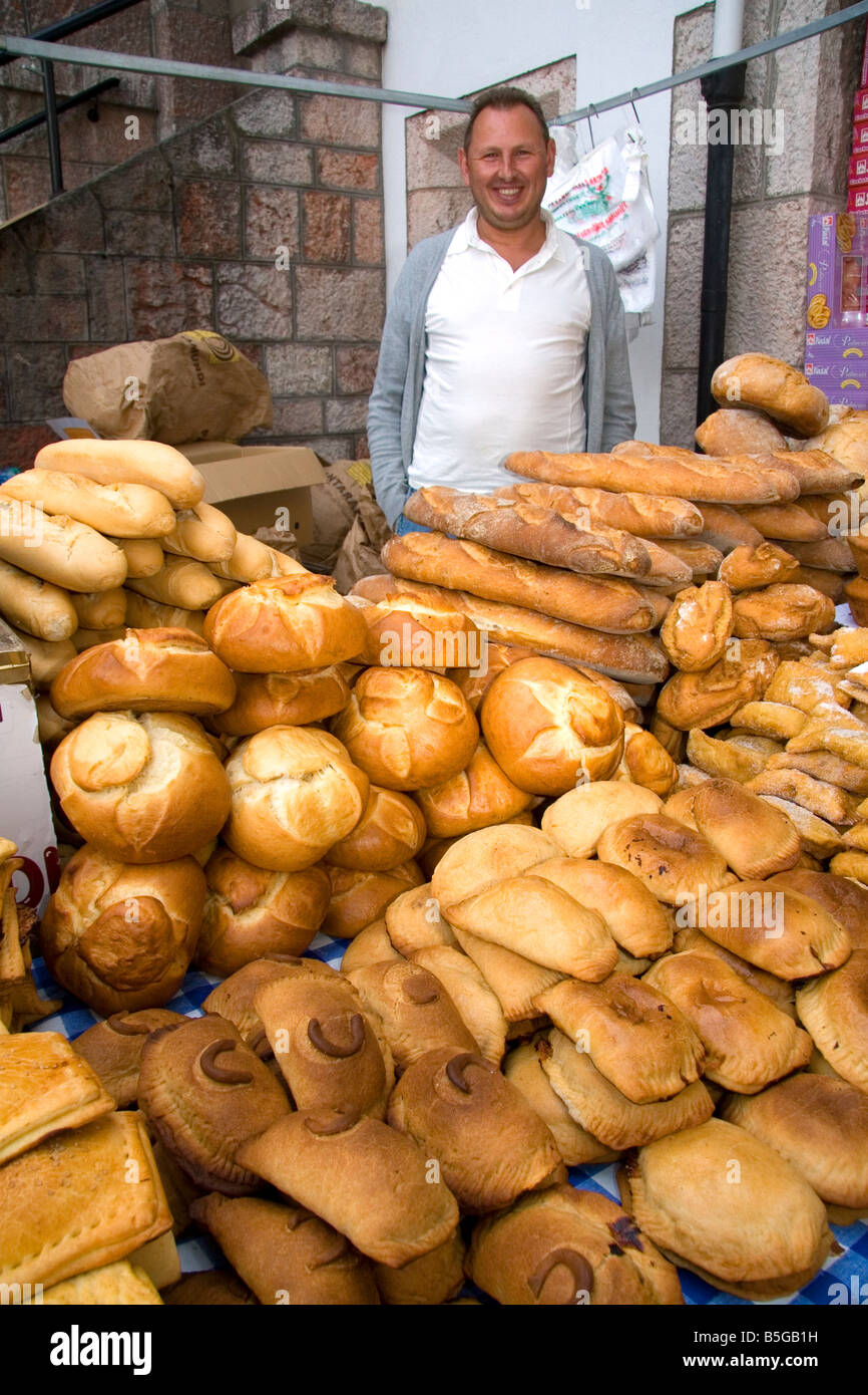 Venditore a vendere pane e prodotti da forno in un mercato all'aperto nella città di Cangas de Onis Asturias Spagna settentrionale Foto Stock