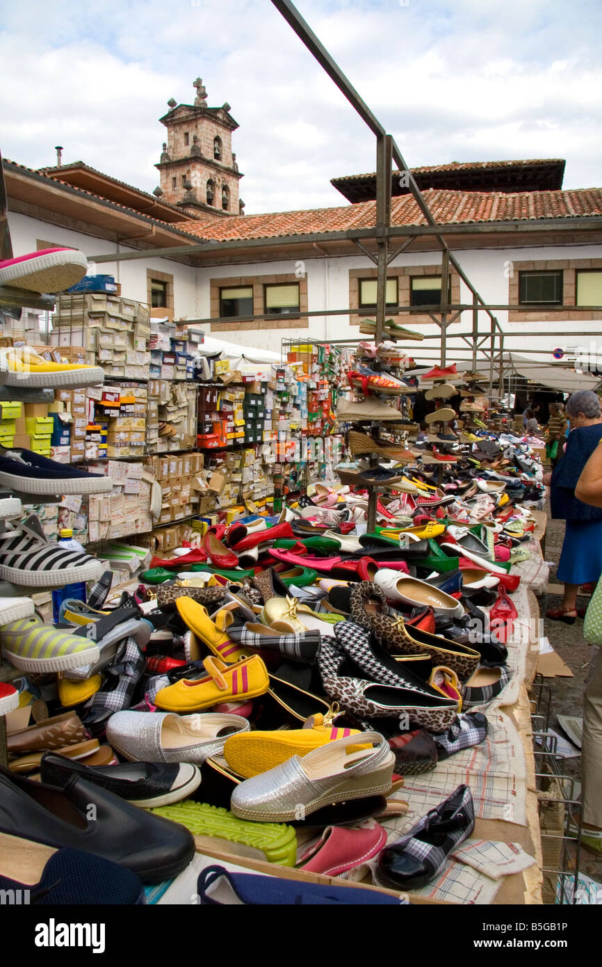 Fornitore di scarpe di vendita in un mercato all'aperto nella città di Cangas de Onis Asturias Spagna settentrionale Foto Stock
