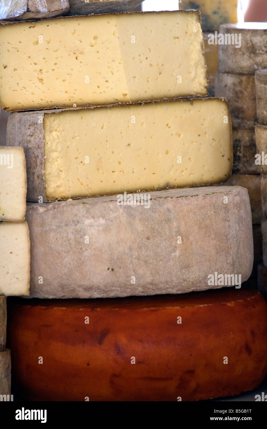 Formaggio viene venduto a un mercato all'aperto nella città di Cangas de Onis Asturias Spagna settentrionale Foto Stock