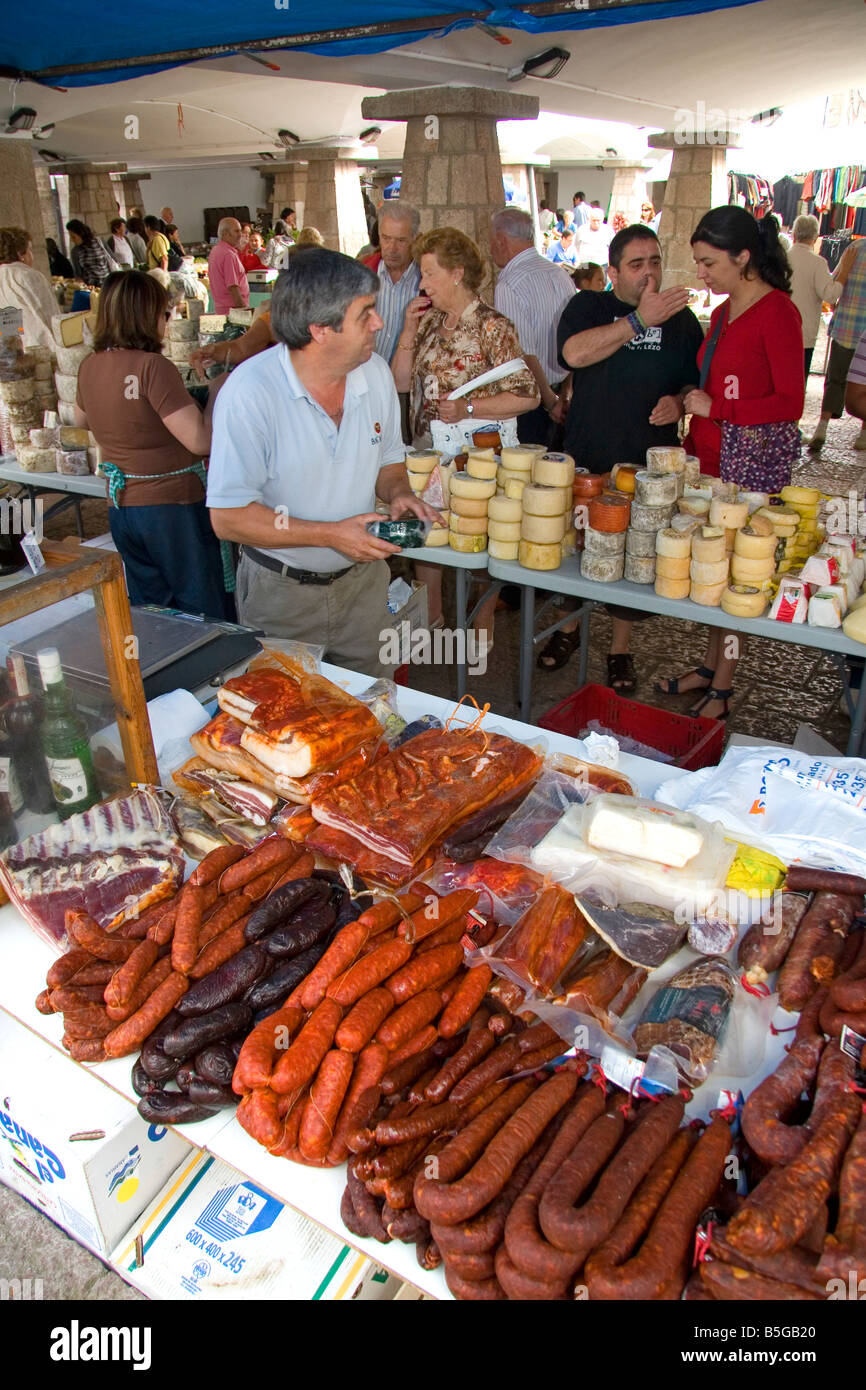 Rivenditori di formaggi e carni ad un mercato all'aperto nella città di Cangas de Onis Asturias Spagna settentrionale Foto Stock