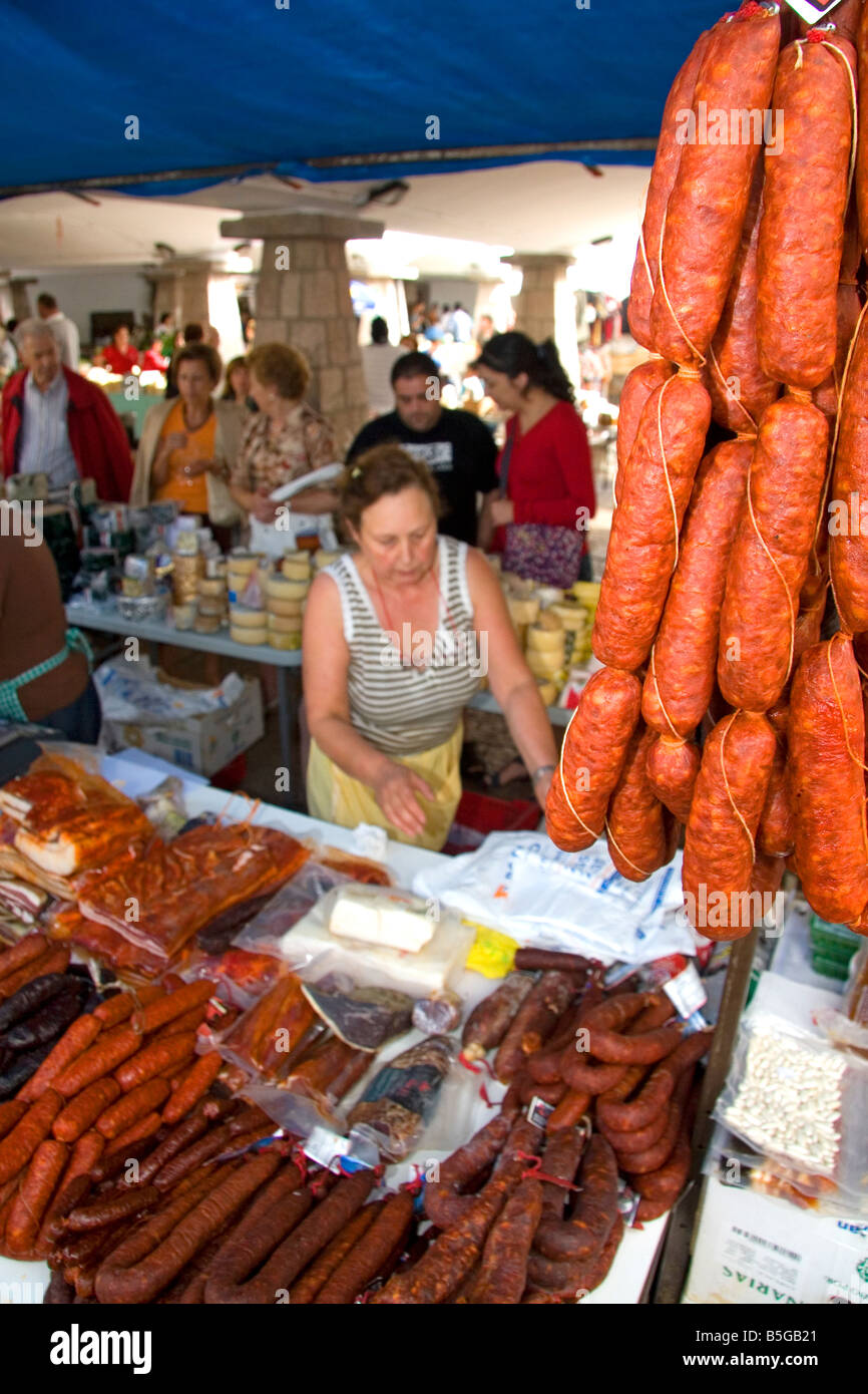 Rivenditori di formaggi e carni ad un mercato all'aperto nella città di Cangas de Onis Asturias Spagna settentrionale Foto Stock