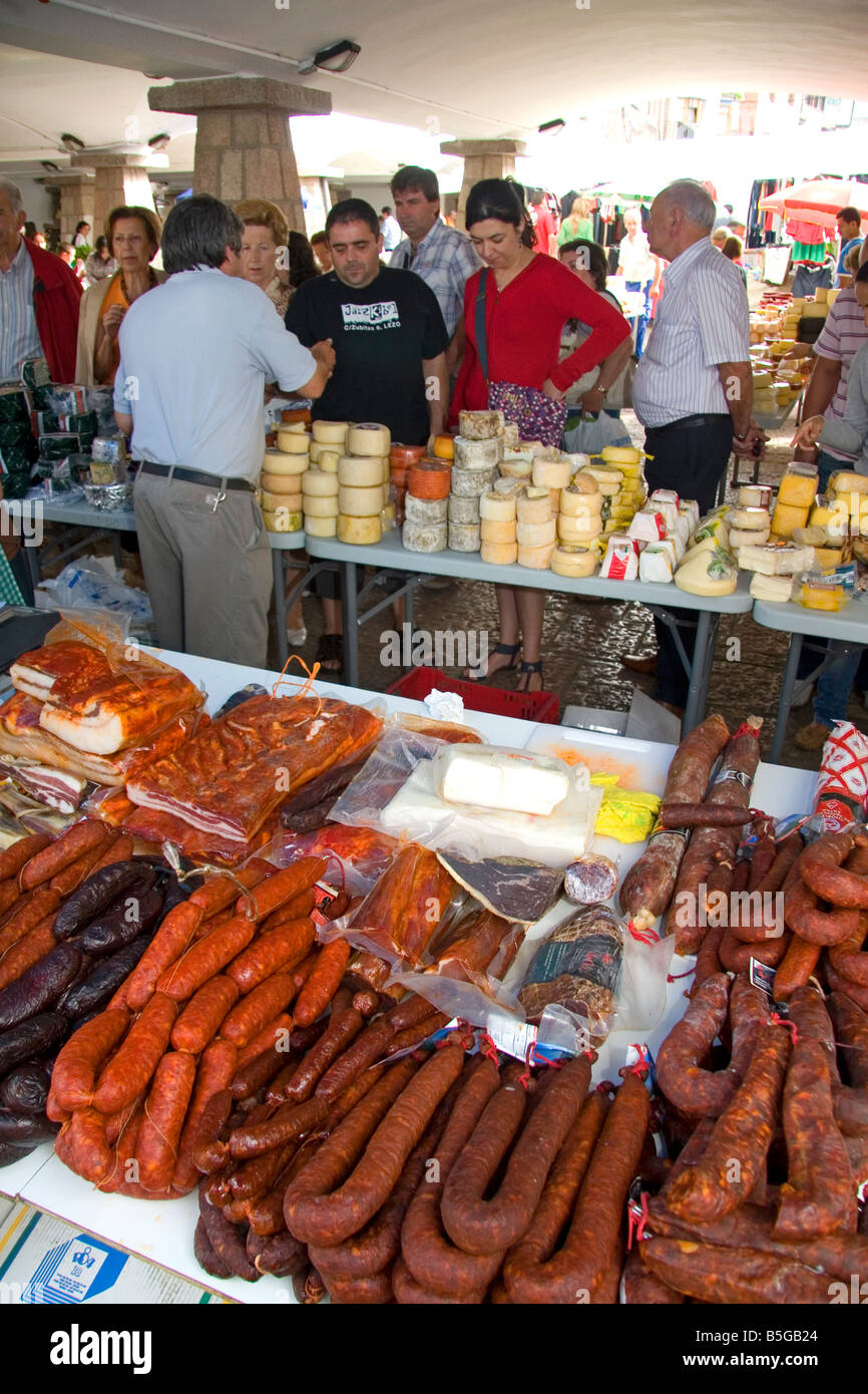 Rivenditori di formaggi e carni ad un mercato all'aperto nella città di Cangas de Onis Asturias Spagna settentrionale Foto Stock