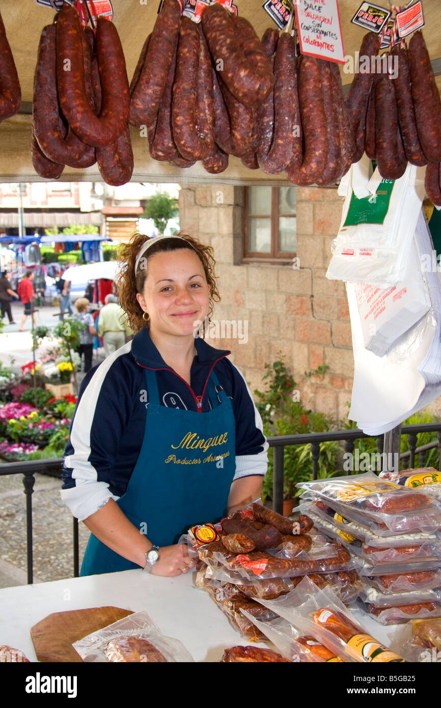 Donna spagnola la vendita di salumi presso un mercato all'aperto nella città di Cangas de Onis Asturias Spagna settentrionale Foto Stock