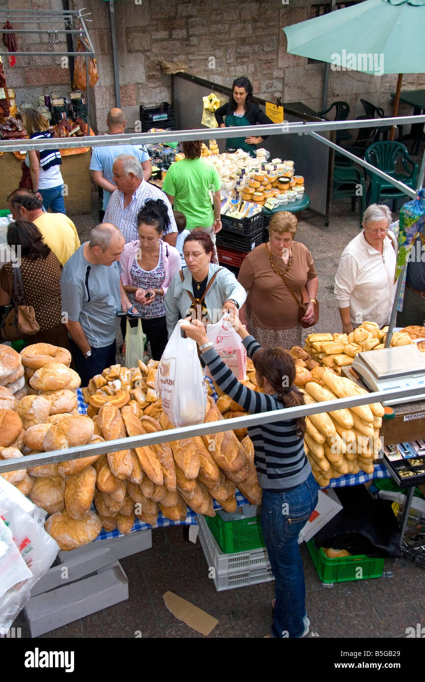 I clienti che acquistano il pane in un mercato all'aperto nella città di Cangas de Onis Asturias Spagna settentrionale Foto Stock