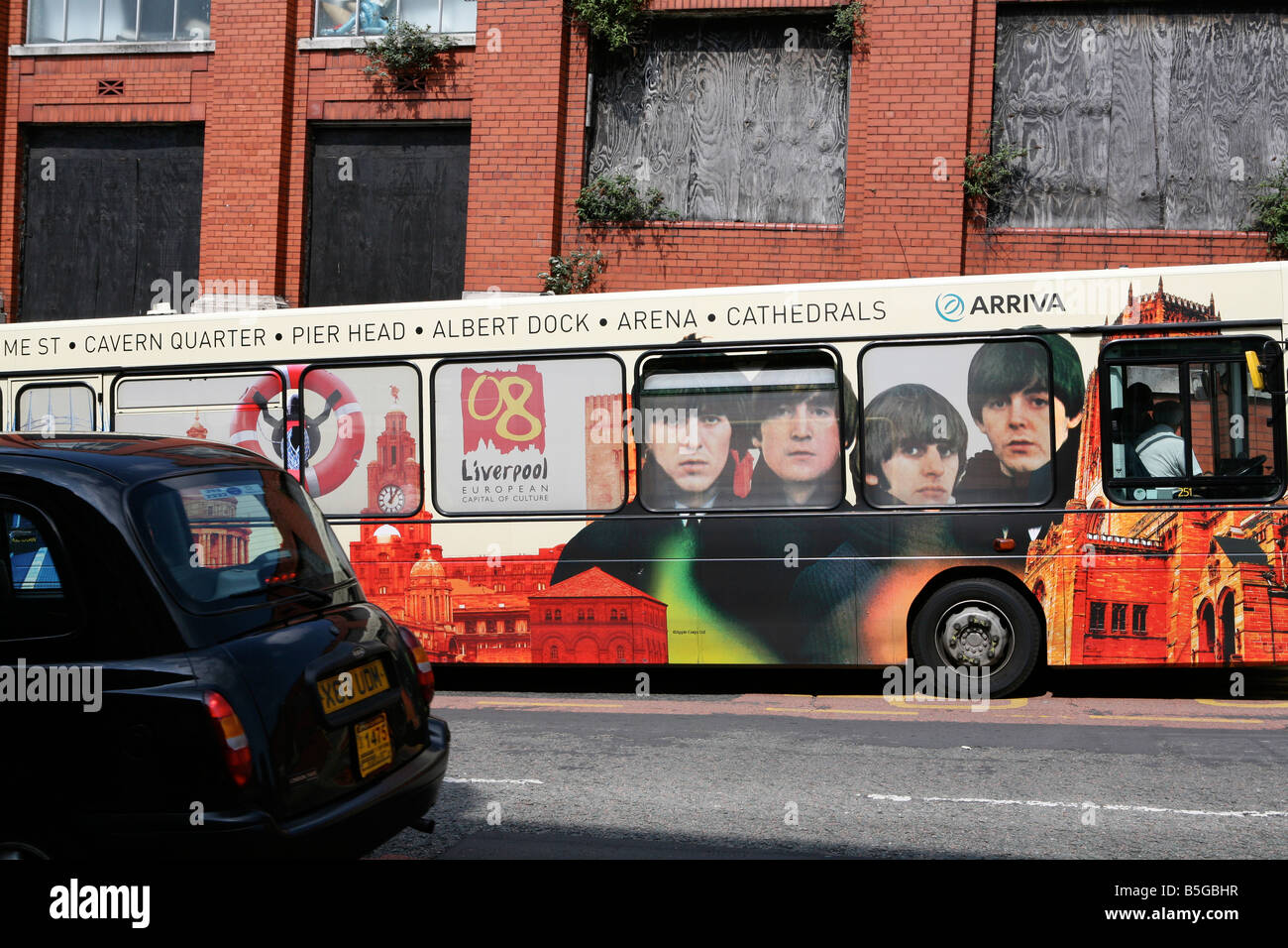 Liverpool 08, Città Europea della Cultura 2008, autobus con i Beatles stampati su un lato,Liverpool, in Inghilterra, Regno Unito, Europa Foto Stock