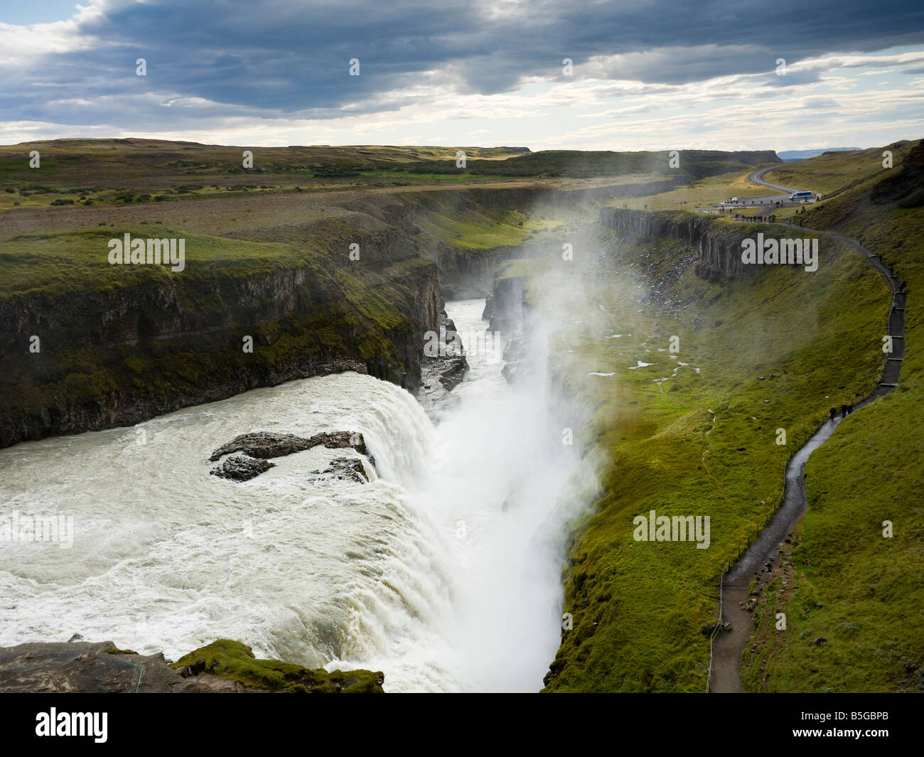 Fiume Hvíta tumbling oltre la scogliera producendo il fragoroso Gullfoss in Islanda Foto Stock