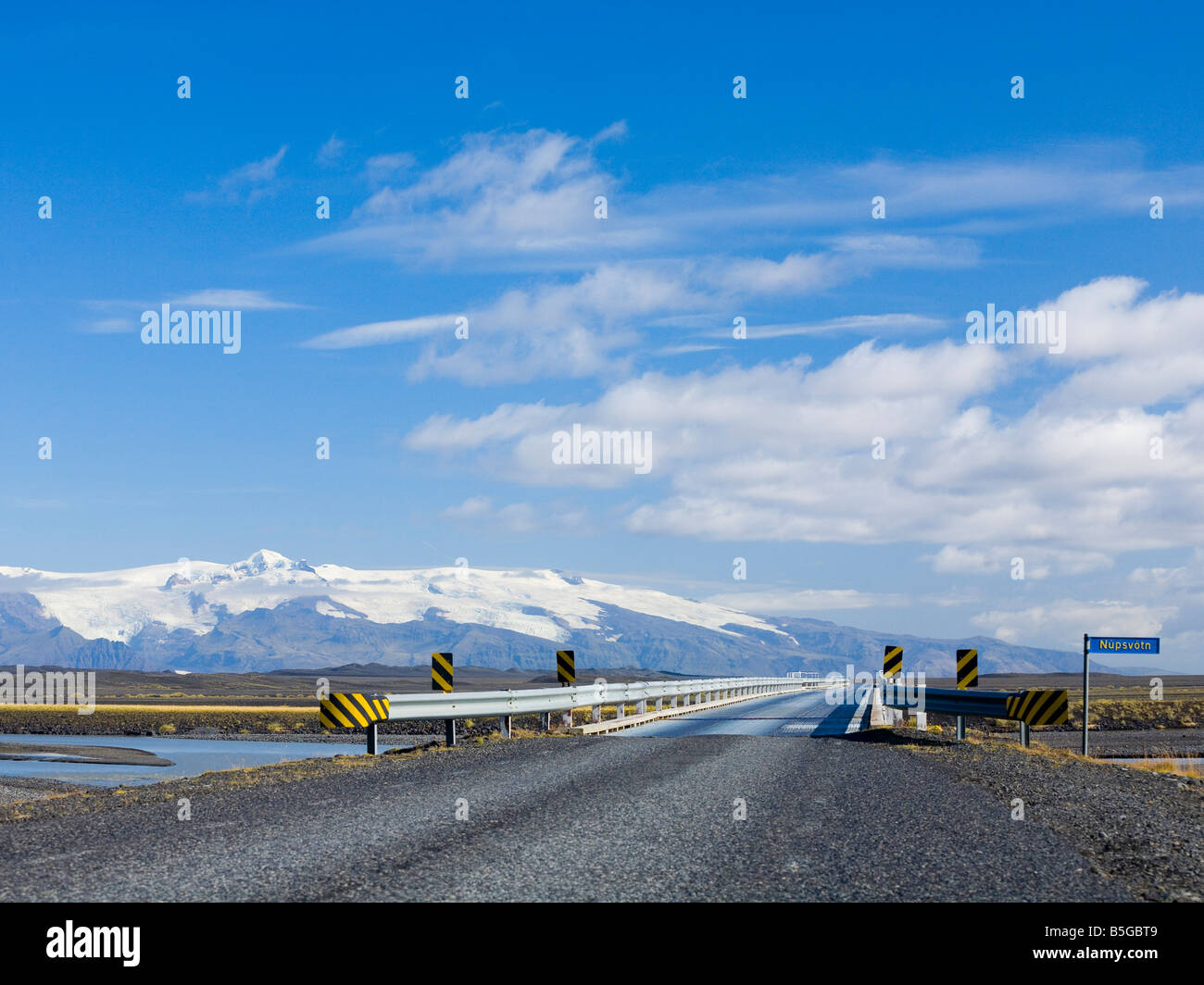 Via Circonvallazione 1 corsia singola ponte Núpsvötn bordo occidentale del glaciale Skeiðarársandur golena Suðurland Islanda Foto Stock