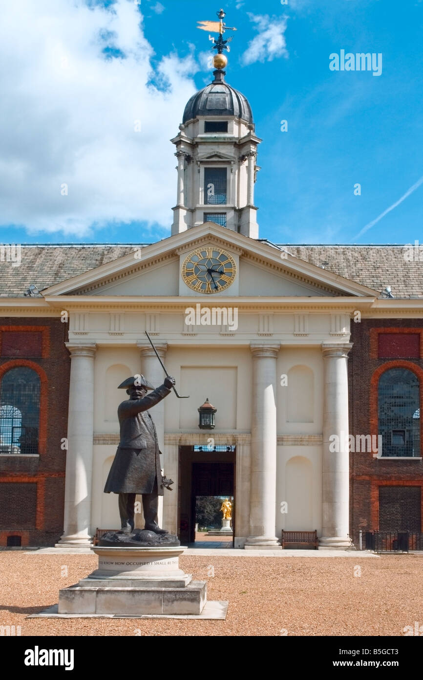 Il Royalk Hospital Chelsea con una statua del titolare di una pensione o di una rendita da parte di Peter Jackson, Londra Foto Stock