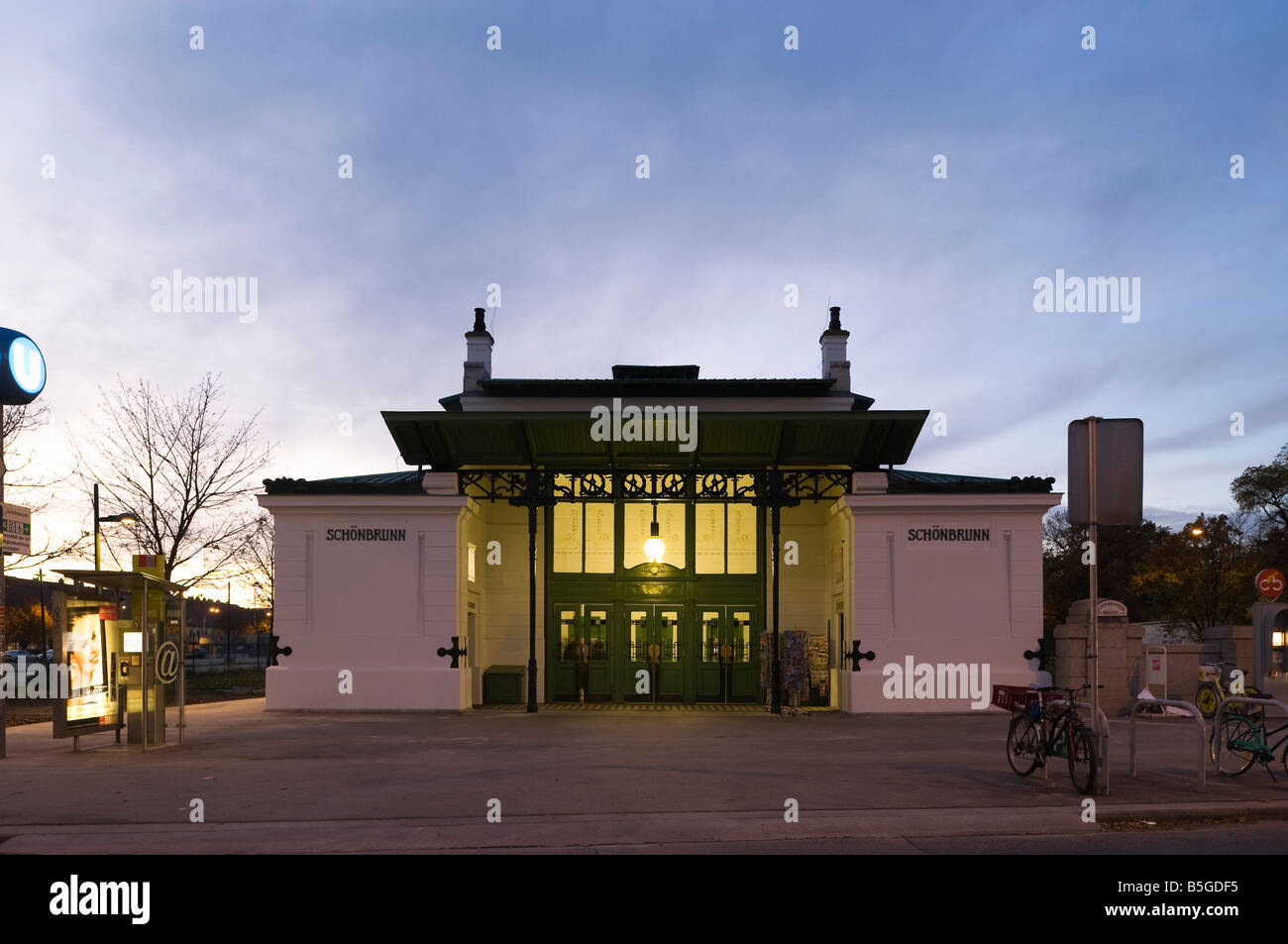 Wien Schönbrunn Stadtbahnstation von Otto Wagner Vienna Stadtbahn dall'architetto Otto Wagner Foto Stock