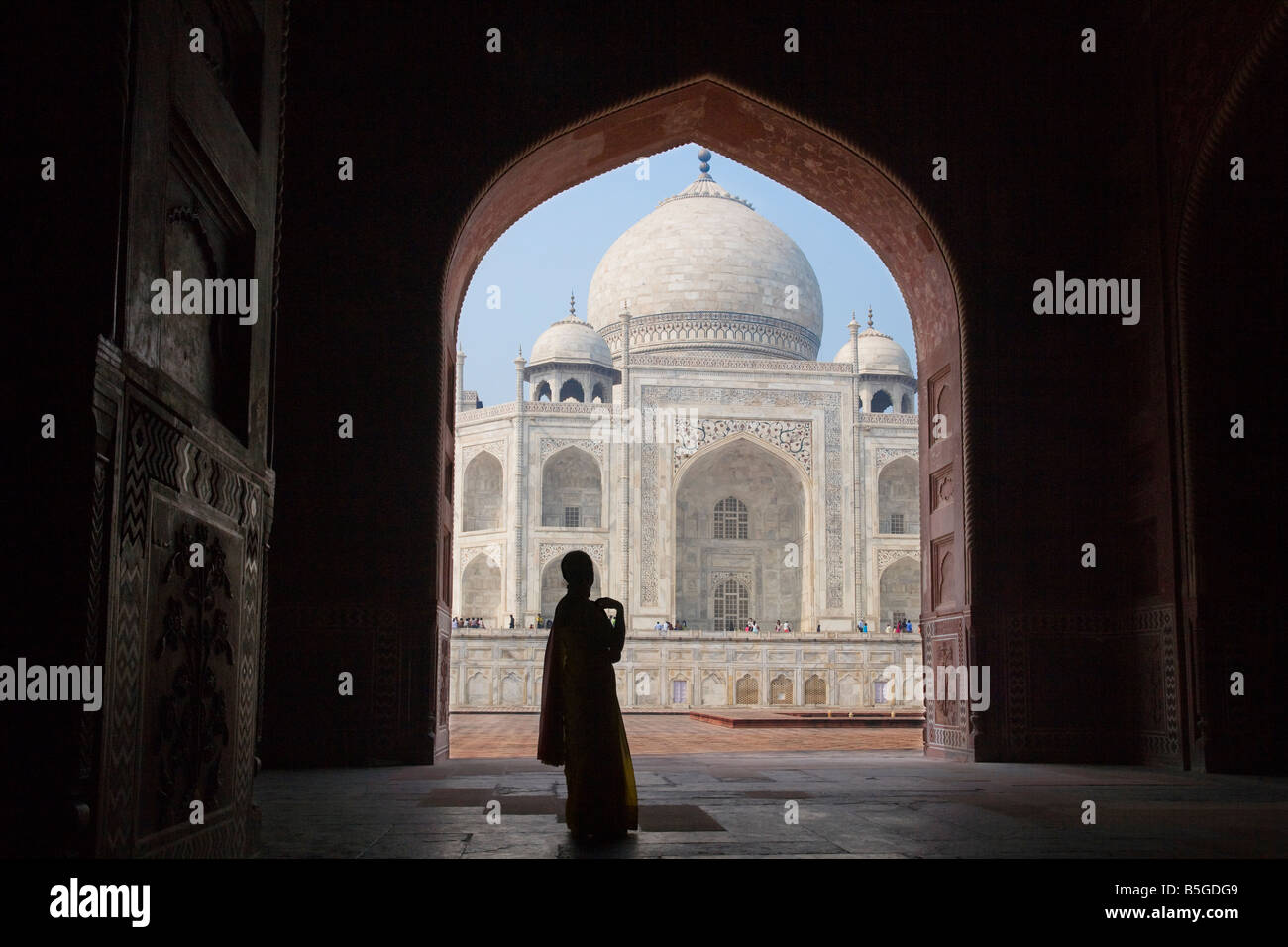 Donna indiana al Taj Mahal Agra India Foto Stock