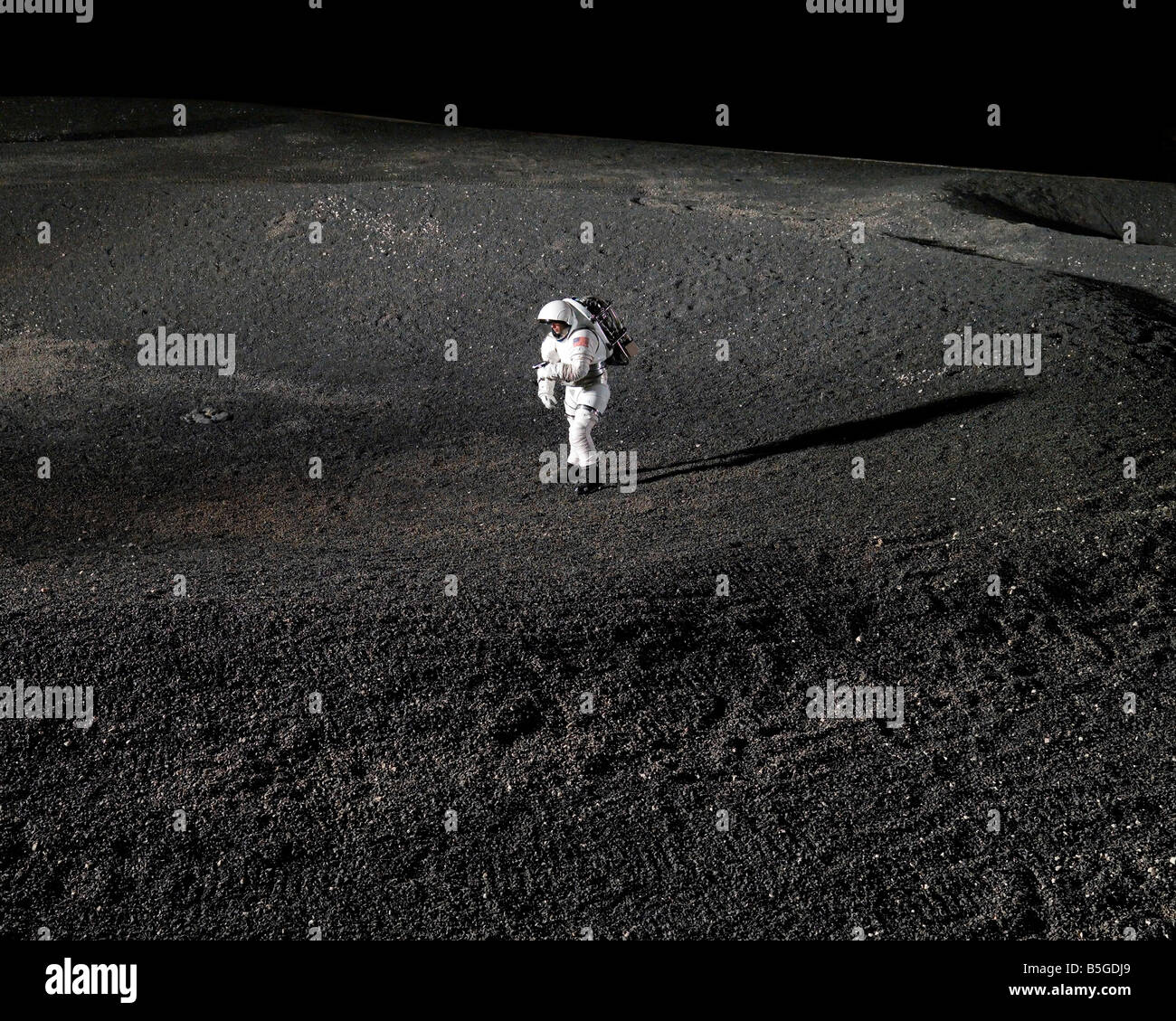 Spacesuit engineer simula il lavoro all'interno di un cratere in Johnson Space Center cantiere lunare. Foto Stock