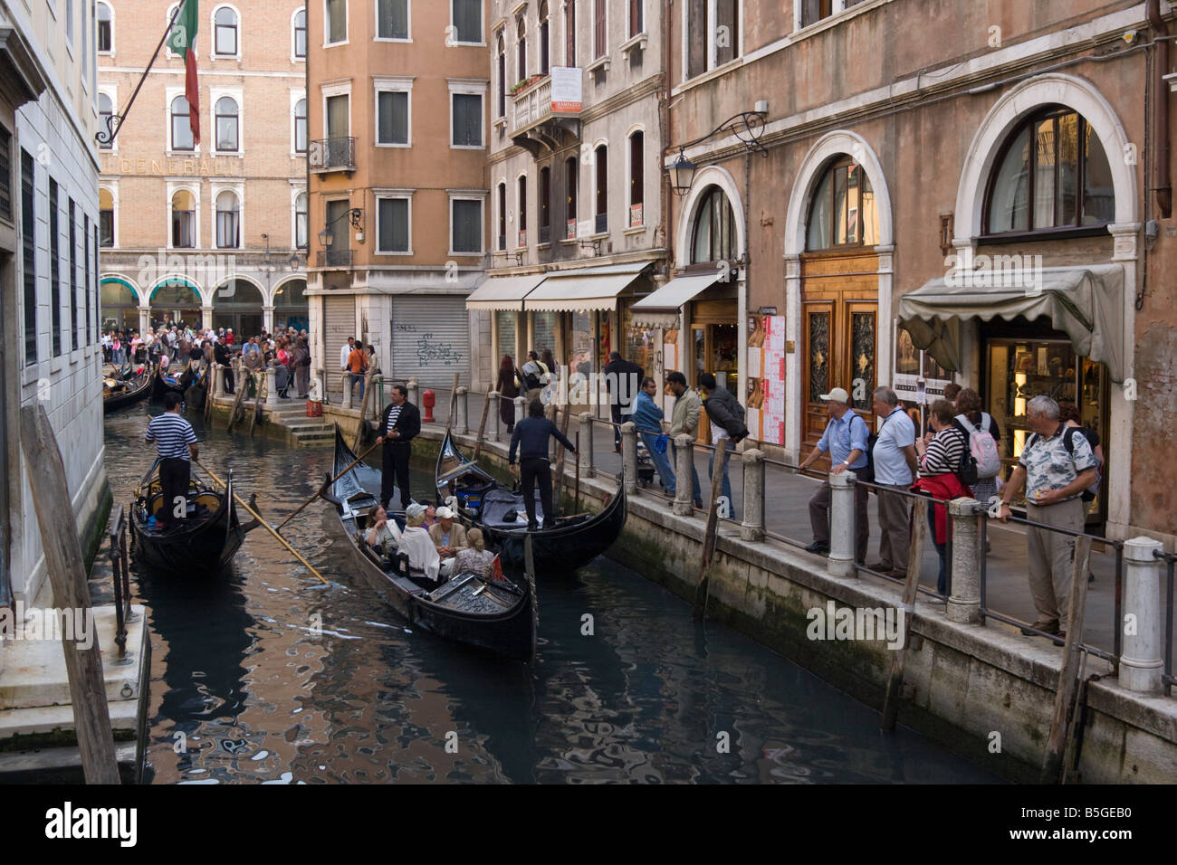 Ue Venezia Italia. I visitatori e i turisti a guardare le gondole sul Canal Foto Stock