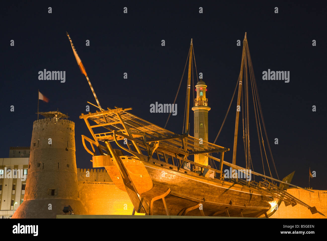 Vista serale del vecchio dhow al museo Fahaidi Fort Dubai EMIRATI ARABI UNITI Foto Stock