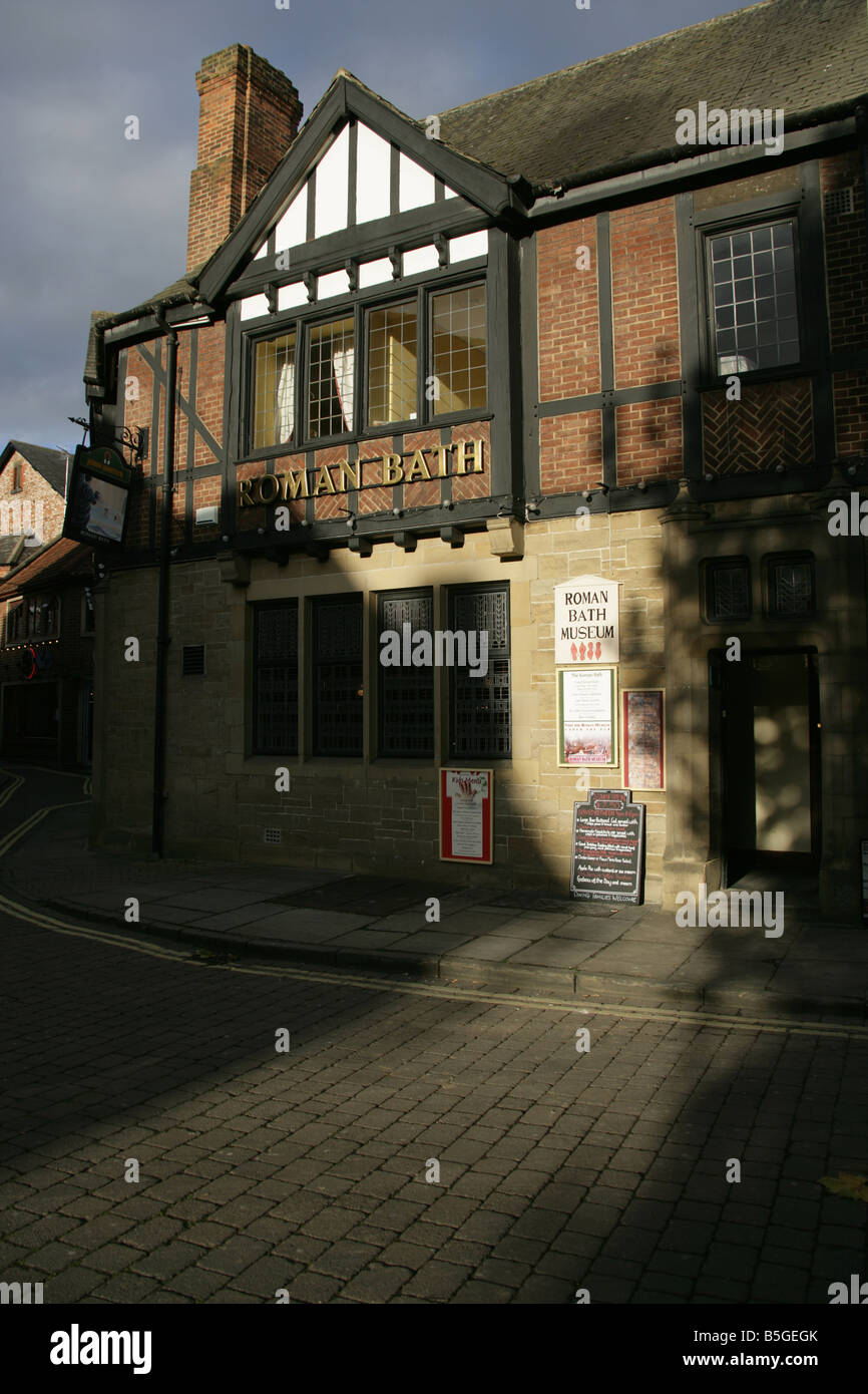 Città di York, Inghilterra. Il bagno Romano Inn at St Sampson Square case ricostruite le terme romane. Foto Stock