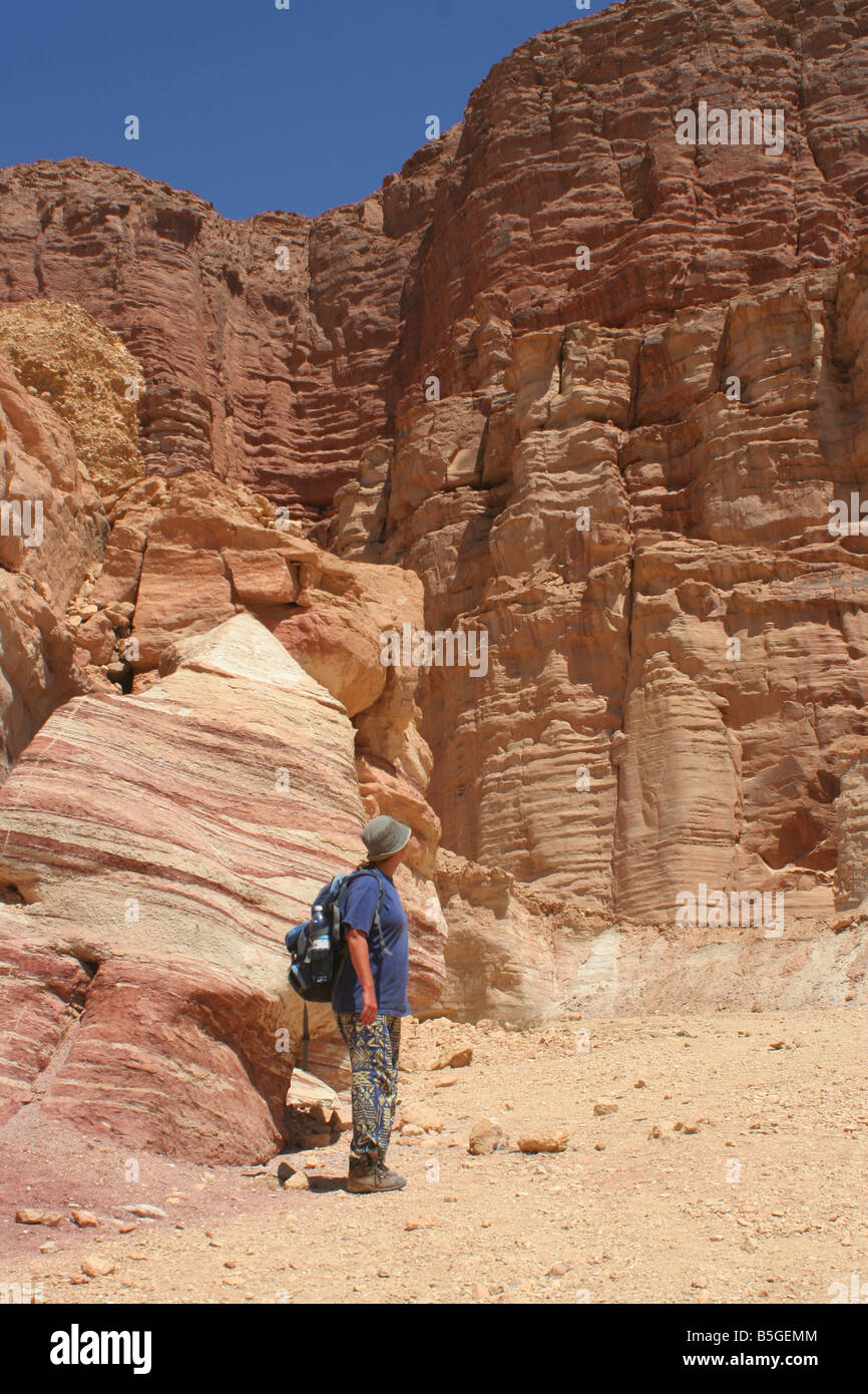 Israele viaggiatori a Amir montagna vicino a Eilat Foto Stock