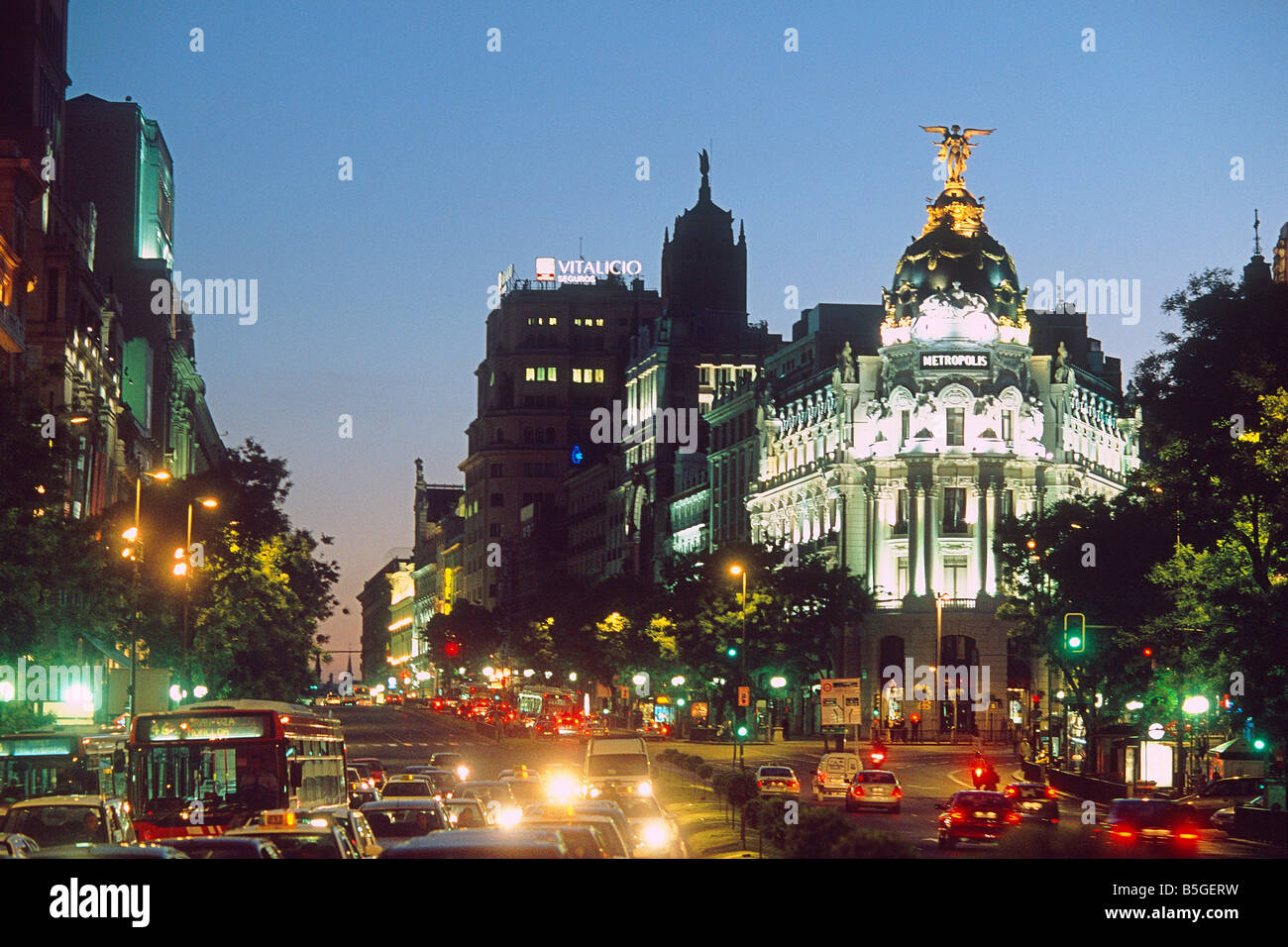 Spagna - Madrid - Gran Via - una vetrina di inizio xx secolo architettura - vivace - Sera Foto Stock