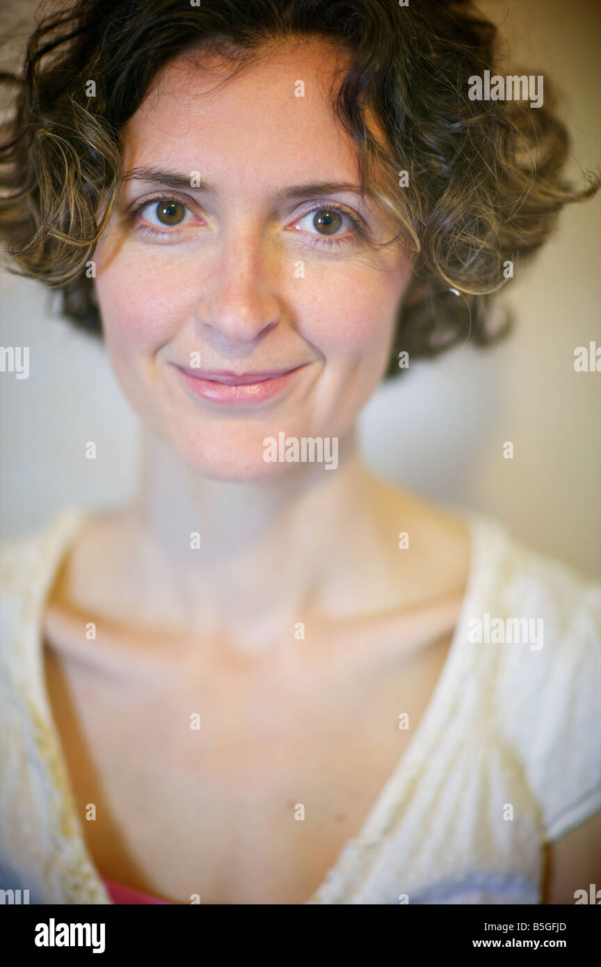 Incantevole e sottile donna caucasica nel trucco naturale genera un mona  lisa smile in questo recupero verticale di color pastello ritratto Foto  stock - Alamy