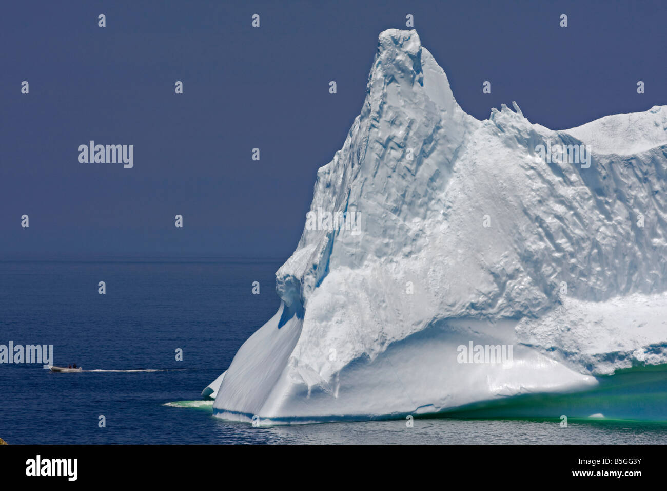 La pesca in barca passando iceberg Twillingate Notre Dame Bay Terranova Labrador Canada Foto Stock
