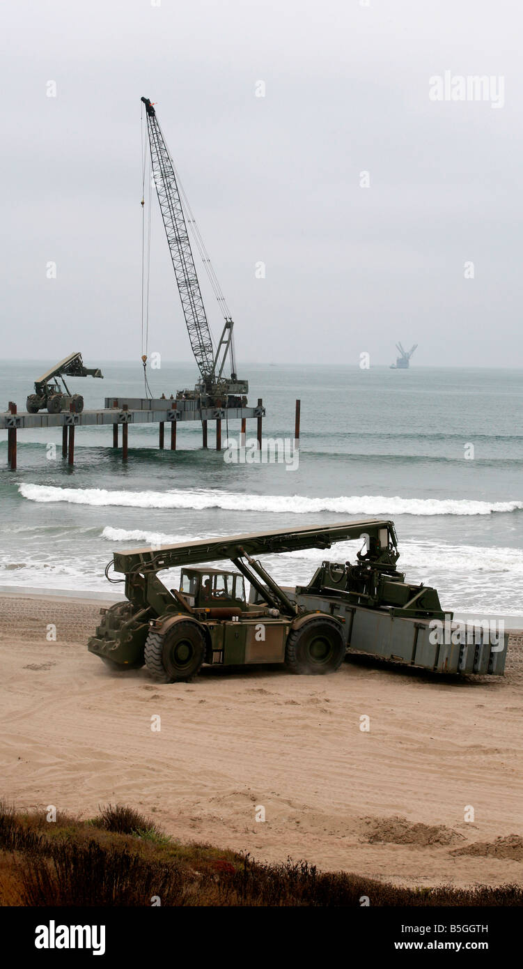 Navy Seabees smantellare un elevato Causeway modulare. Foto Stock