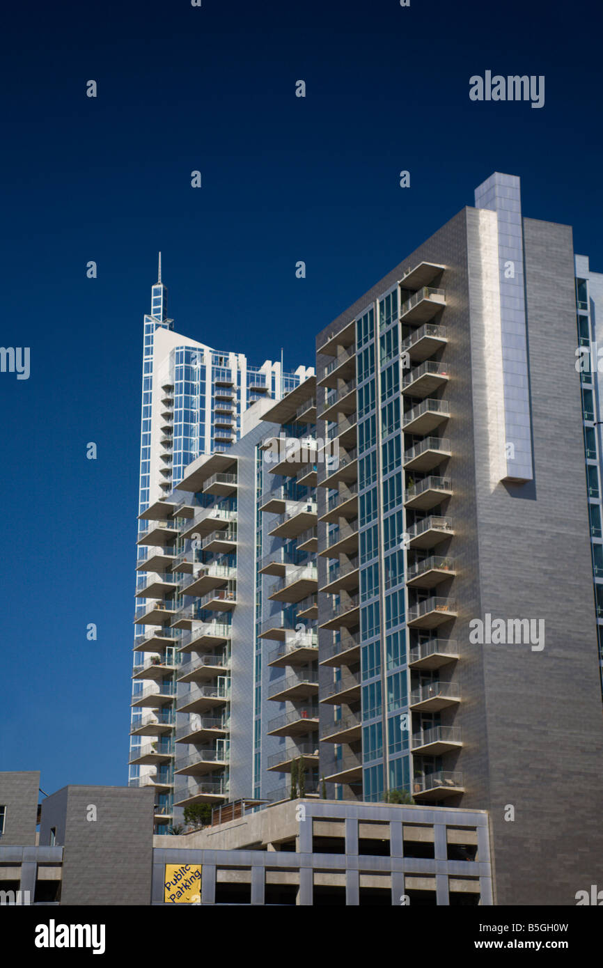 Alto edificio di condomini con edifici di architettura moderna nel centro di Austin TX Foto Stock