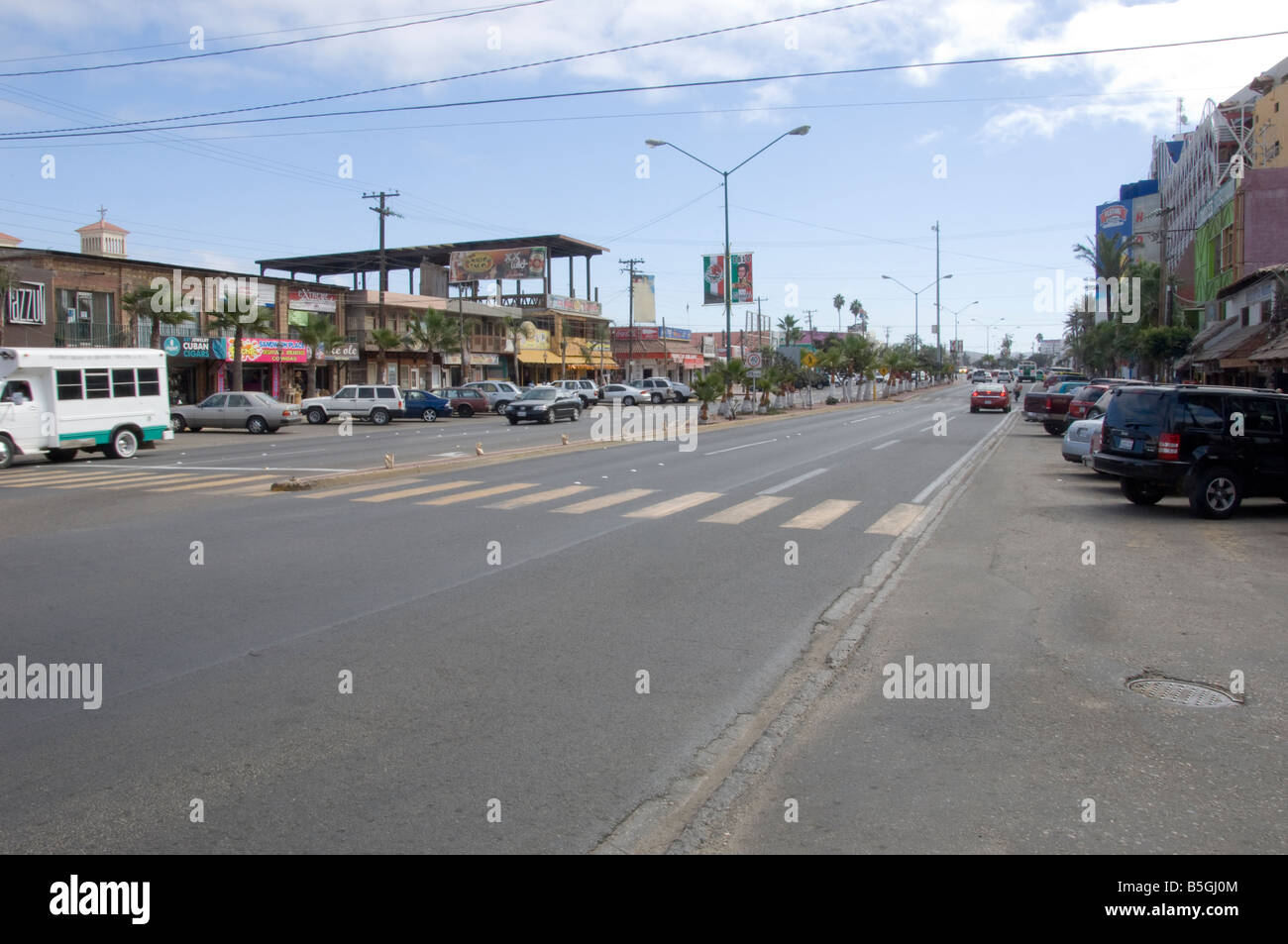 La strada principale di Rosarito Beach in Messico vuoto a causa di omicidi di massa in materia di lotta contro la droga Foto Stock