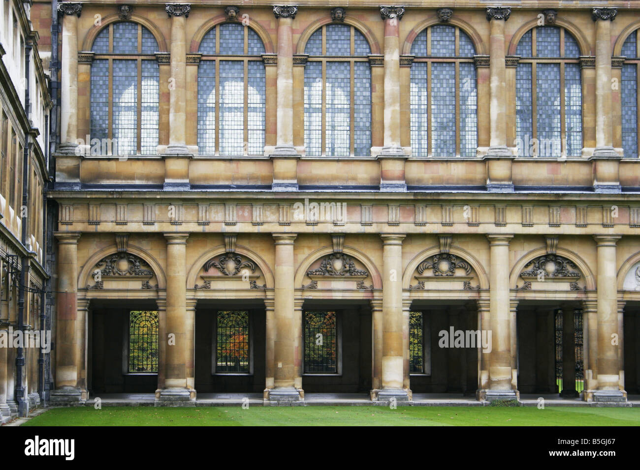 La libreria di Wren attraverso Nevile corte del Trinity College di Cambridge Foto Stock