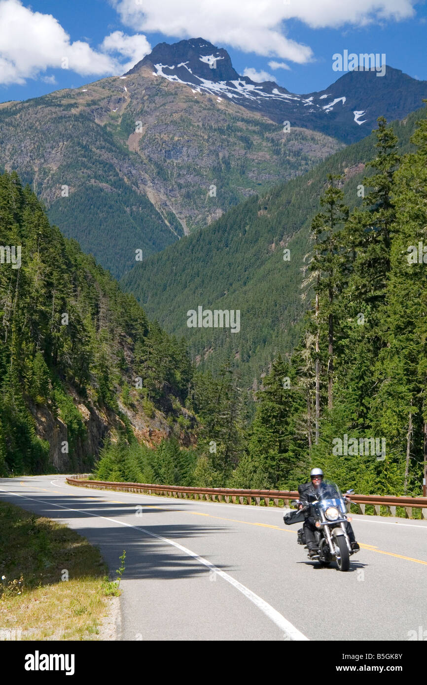 Motociclo viaggia su Washington la Statale 20 nel nord gamma cascata Washington Foto Stock