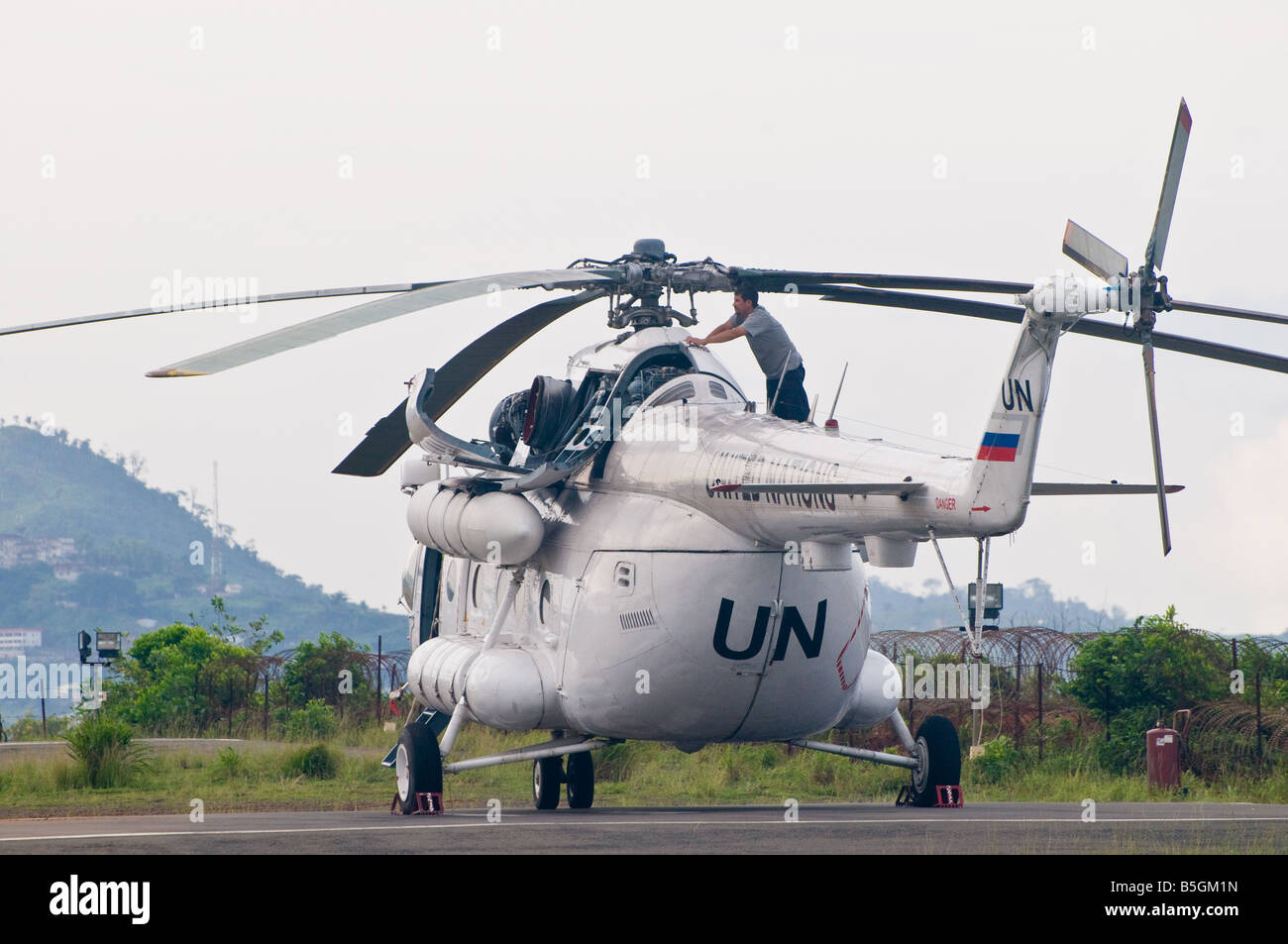 Un russo fatto MI-8 elicottero di trasporto essendo utilizzato da parte delle Nazioni Unite in Sierra Leone Foto Stock