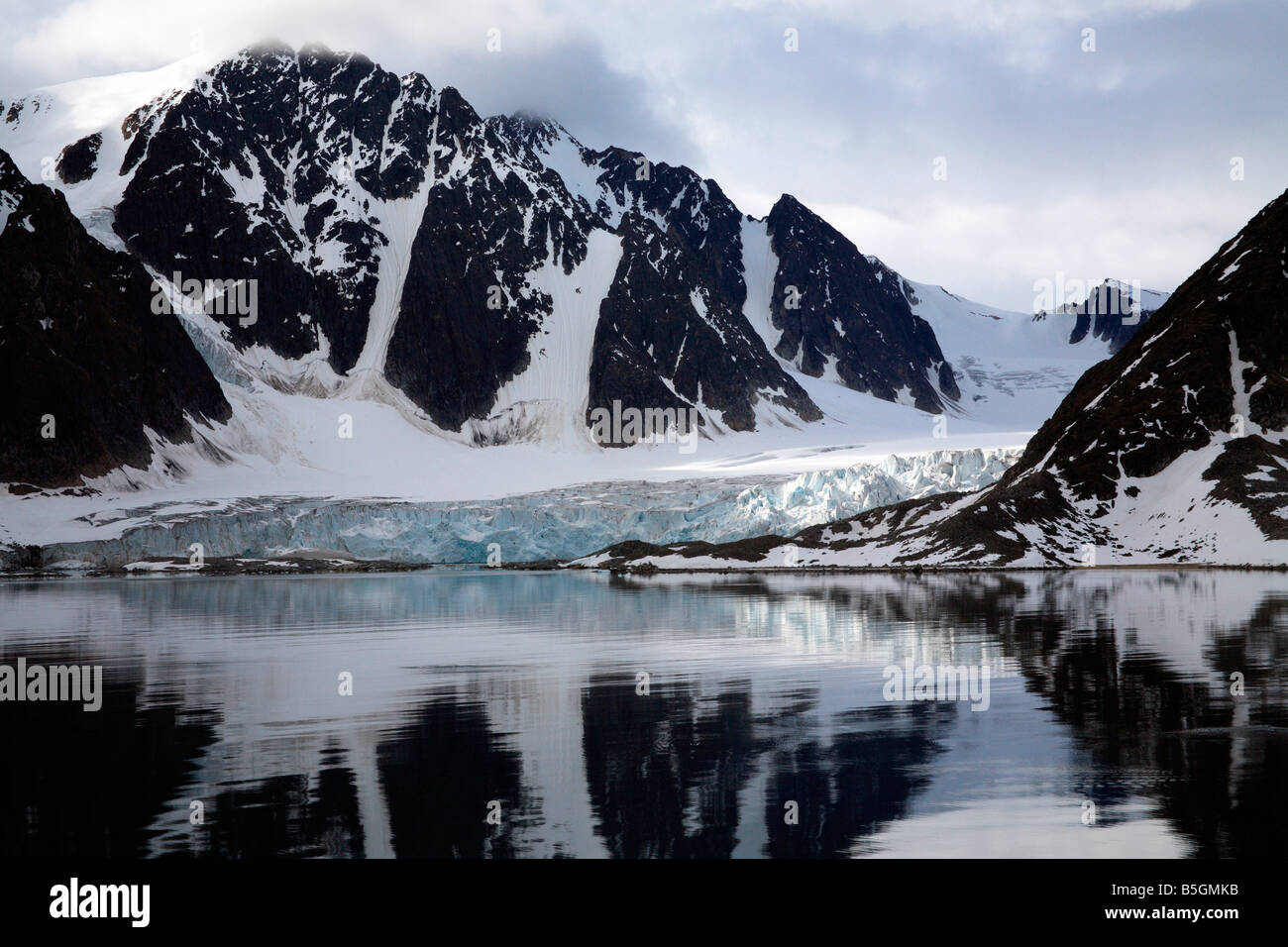 Spitsbergen montagne innevate riflessioni sul ghiacciaio Foto Stock