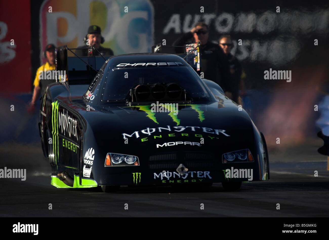 Il 'Monster' NHRA Funny auto di Tommy Johnson, Jr. accelera la linea a Firebird Int'l. Canalina, Phoenix, Arizona, Stati Uniti d'America Foto Stock