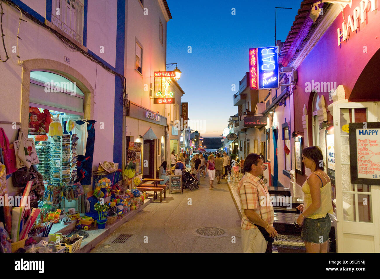 Scena di strada in Alvor al crepuscolo , , Algarve Portogallo Foto Stock