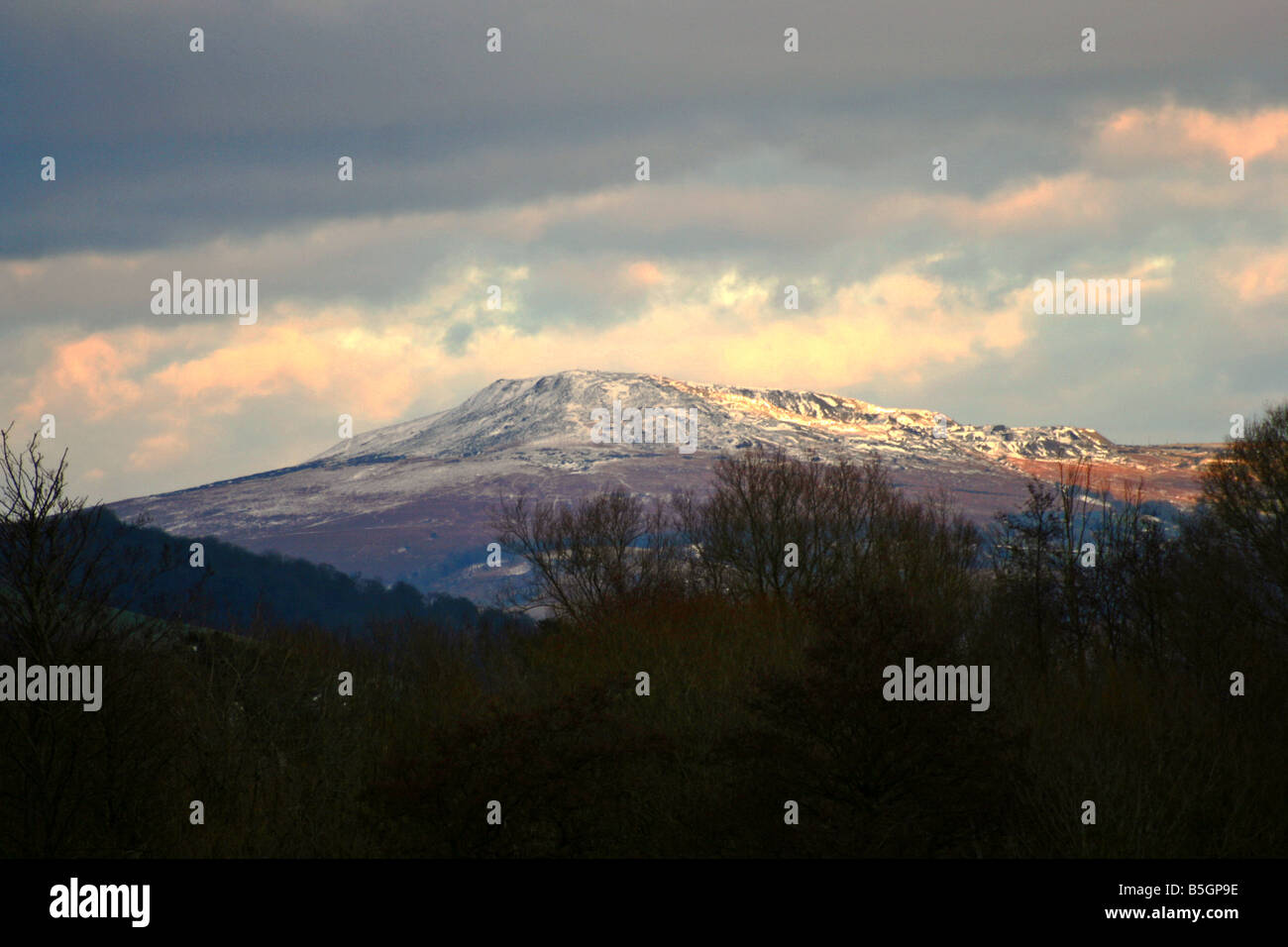 Un Snow capped Clee Hill con le nuvole d'inverno al di sopra Foto Stock