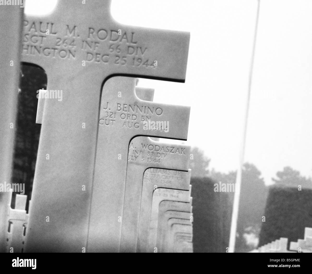 Colleville Sur Mer, Normandia, Francia. Una linea di lapidi presso la spiaggia di Omaha americano cimitero militare. Foto Stock