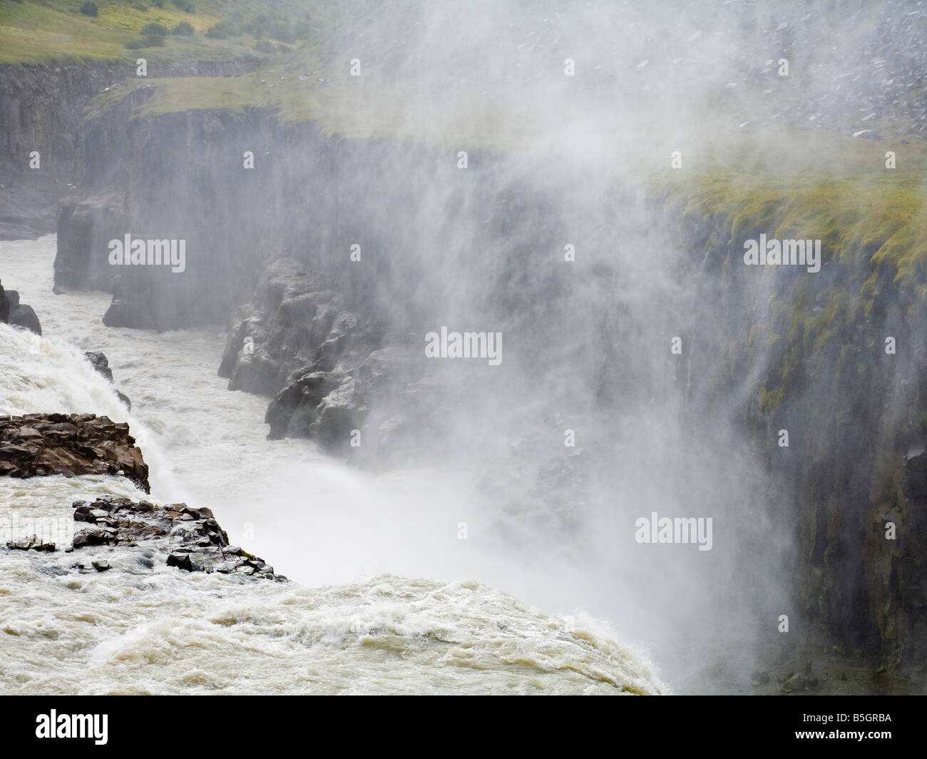 Fiume Hvíta tumbling oltre la scogliera producendo il fragoroso Gullfoss in Islanda Foto Stock
