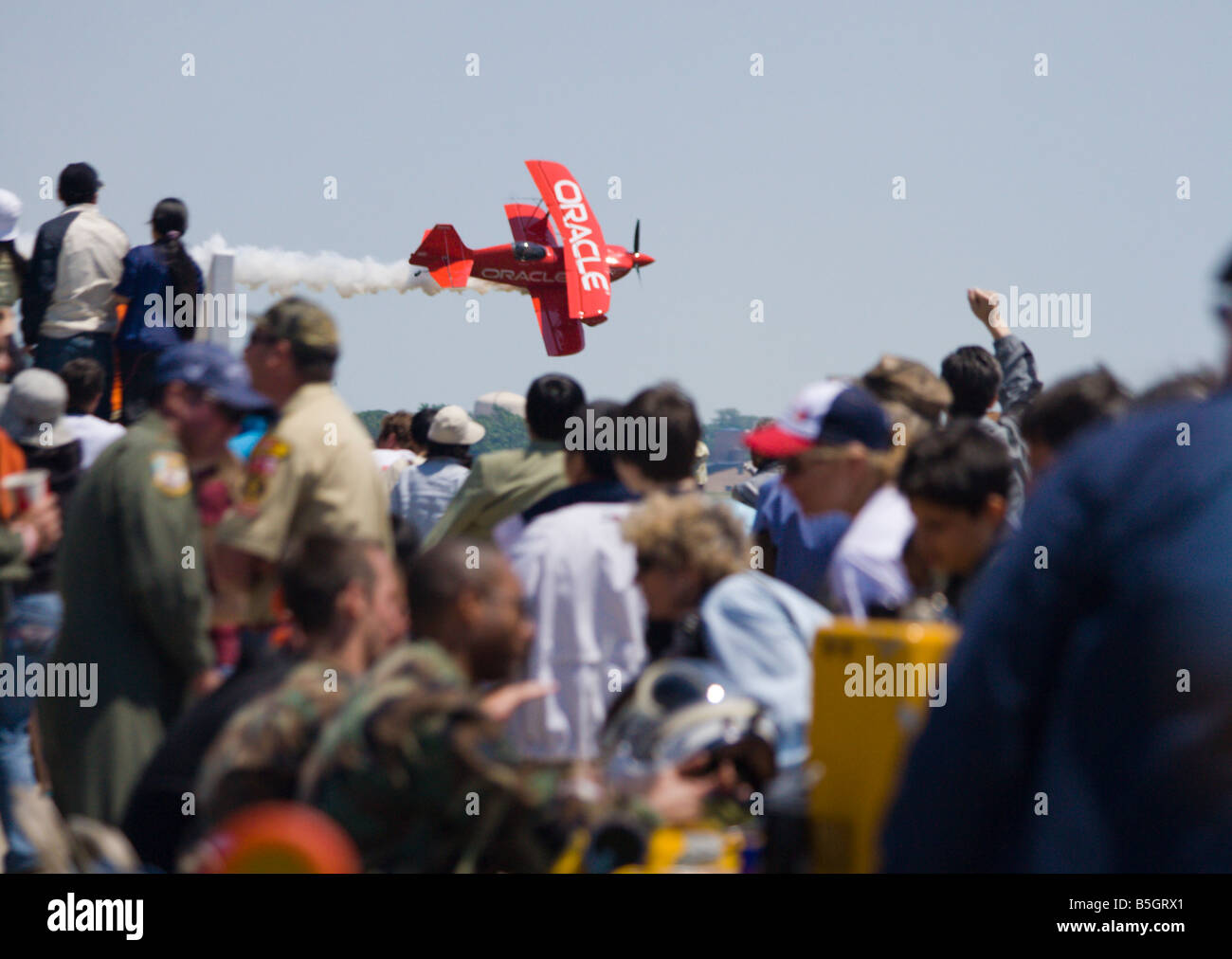Un aereo acrobatico esegue prima la grande folla al 2008 Servizio Congiunto Open House air show alla Andrews Air Force Base, MD. Foto Stock