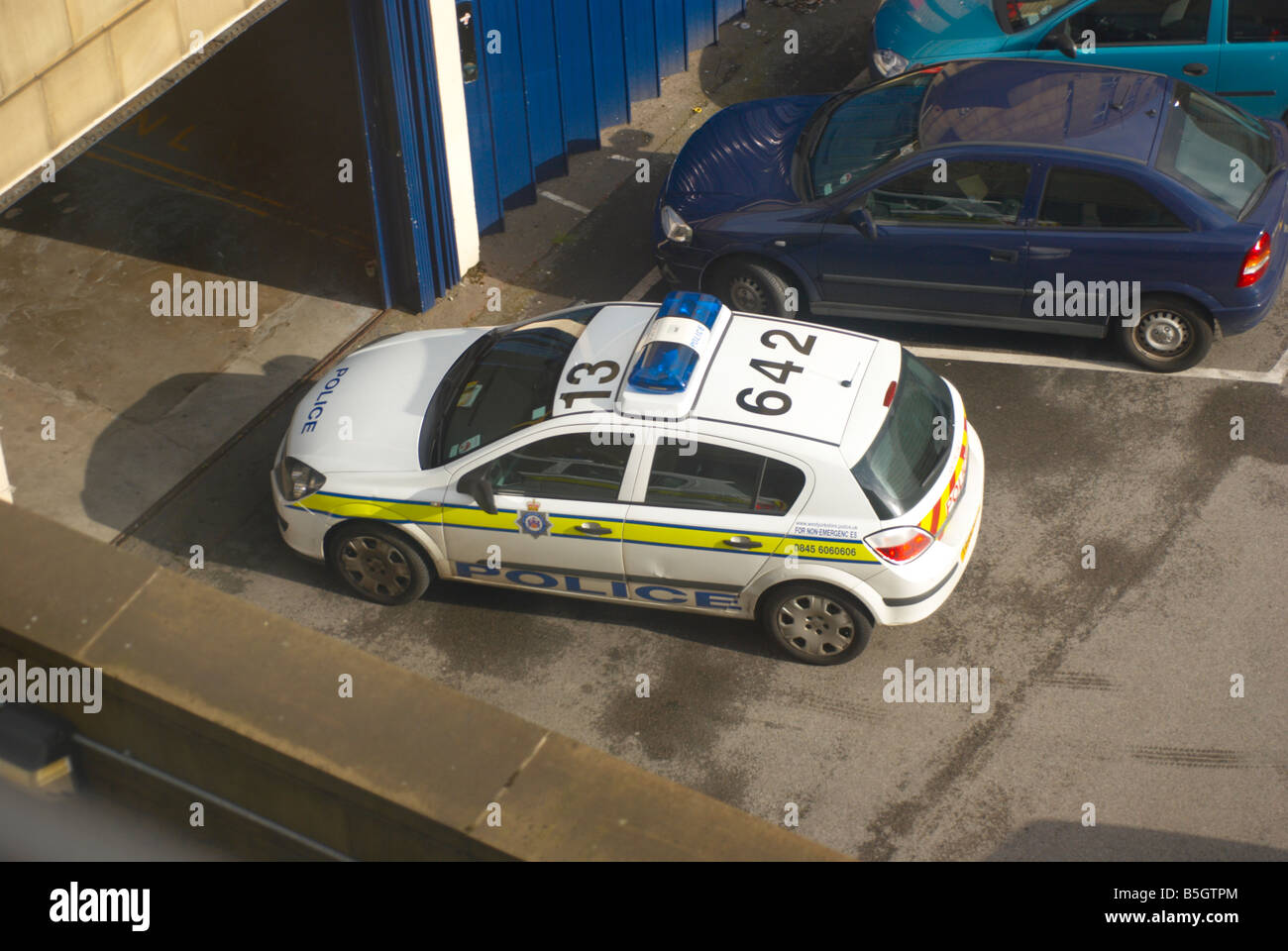 Auto della polizia in un West Yorkshire police station Foto Stock