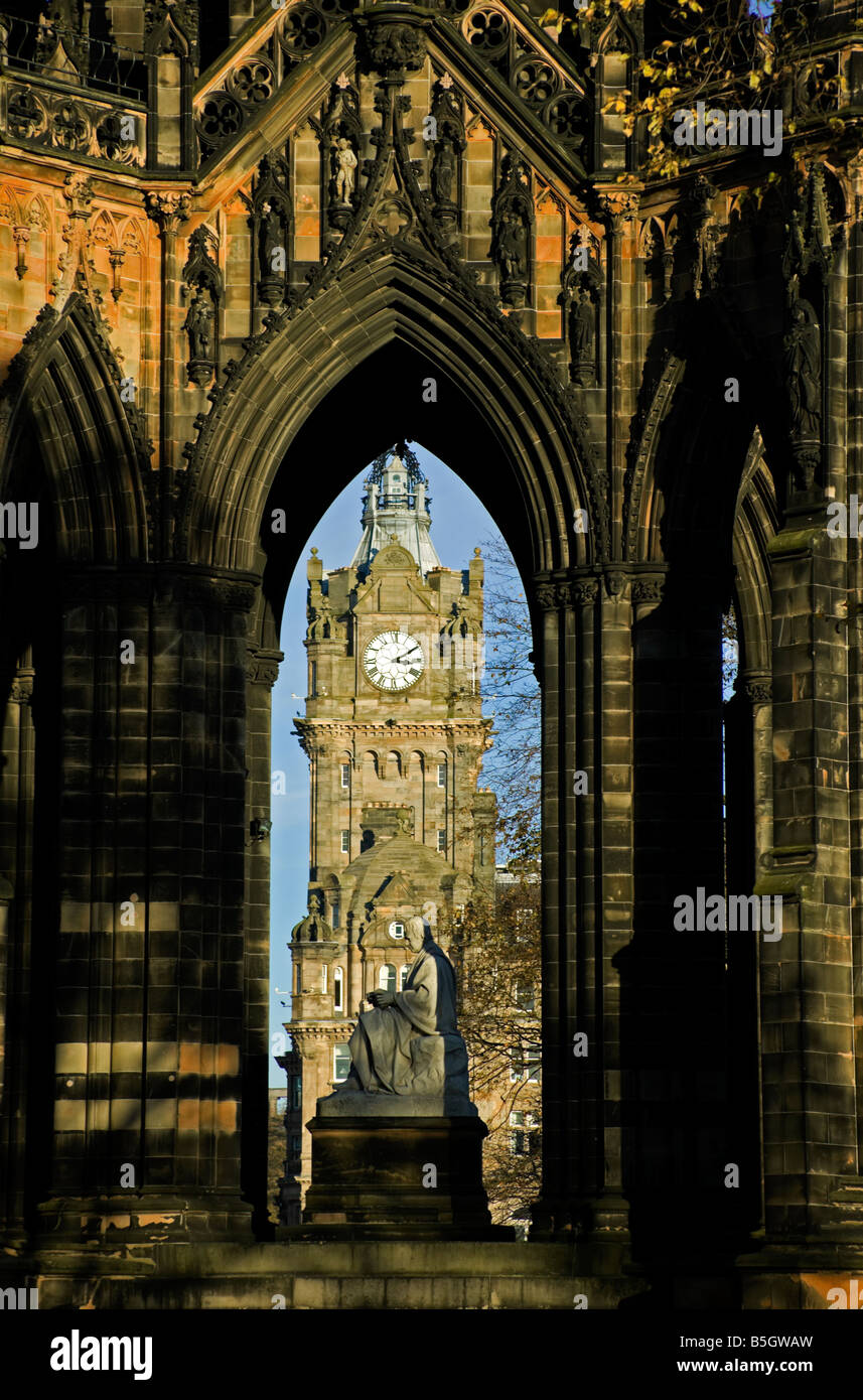 Walter Scott Monument con 'Balmoral Hotel' orologio dietro a Edimburgo in Scozia, Regno Unito Foto Stock