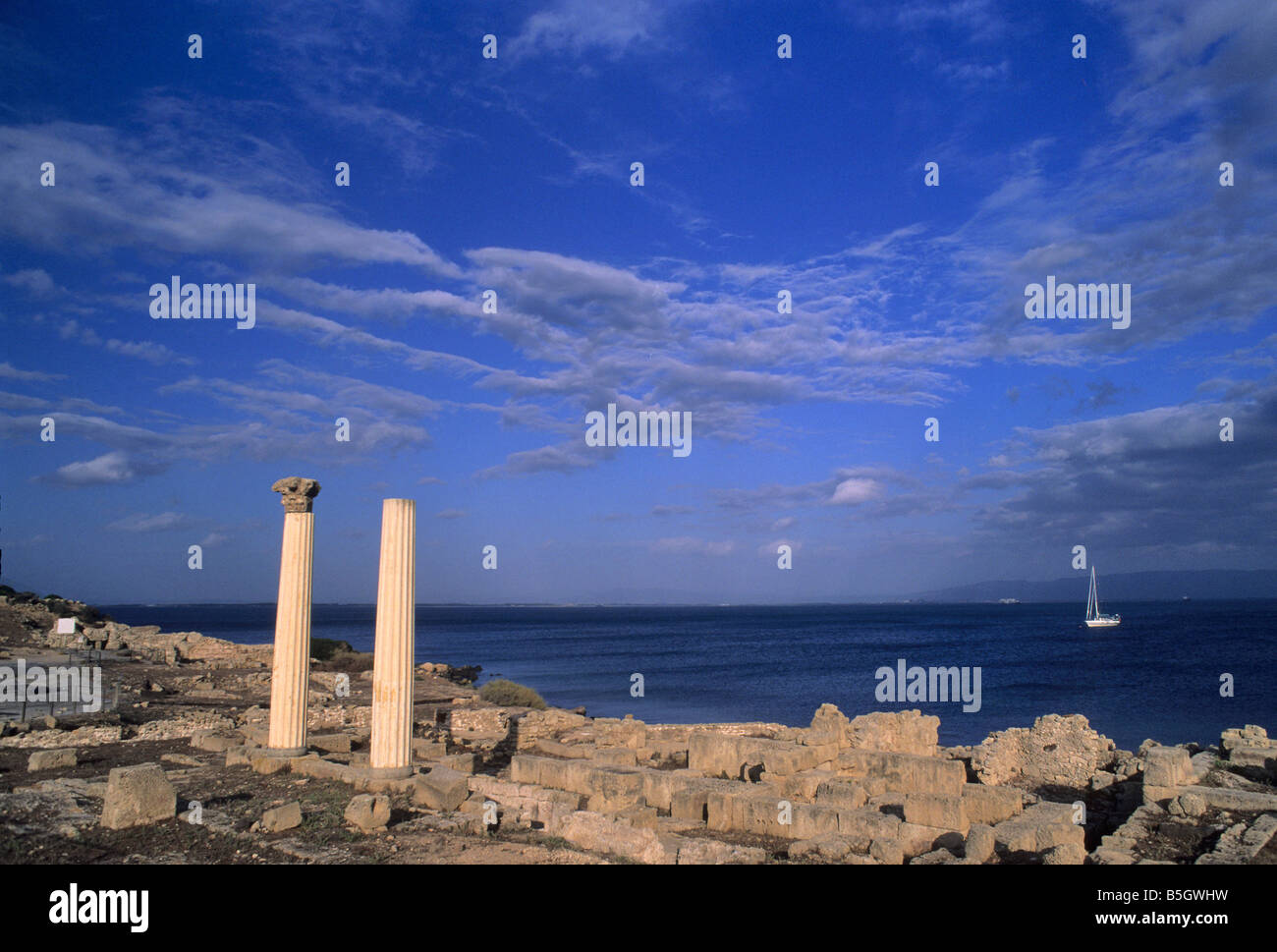 Punica rovine romane della città fondata dai Fenici nel 730 A.C. a Tharros sulla costa della penisola del Sinis, Sardegna, Italia Foto Stock