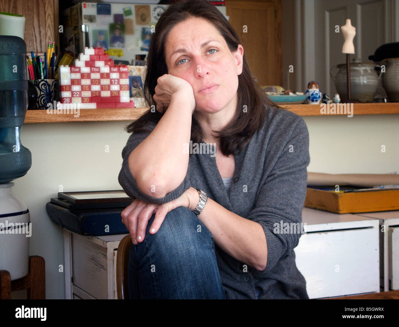 Triste donna contempla se è davvero valsa la pena di ricostruire l'assurdo calendario perpetuo per il mese giusto ancora una volta. Foto Stock